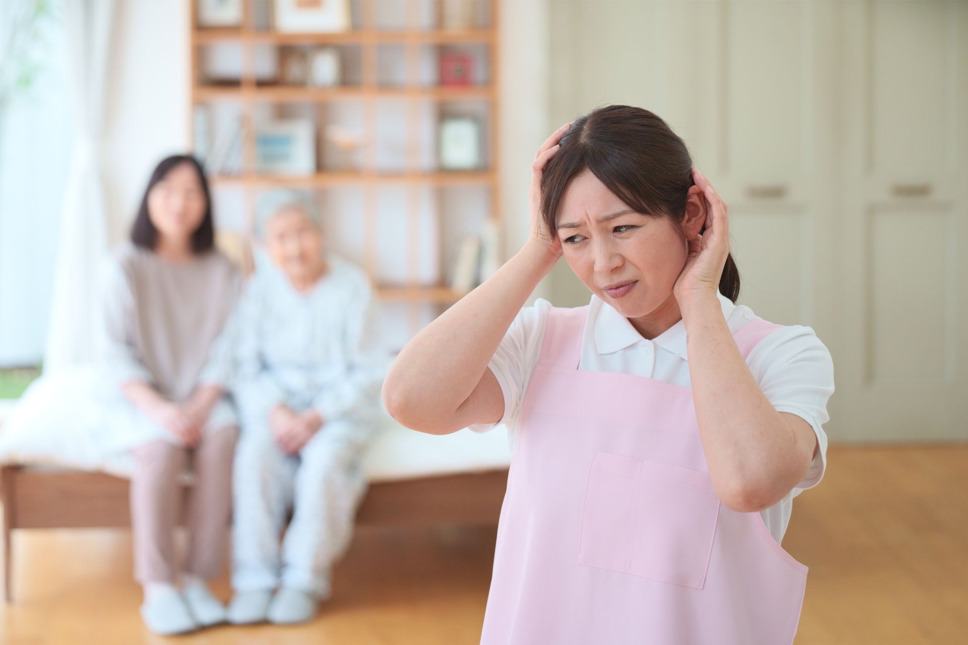 頭を抱える女性