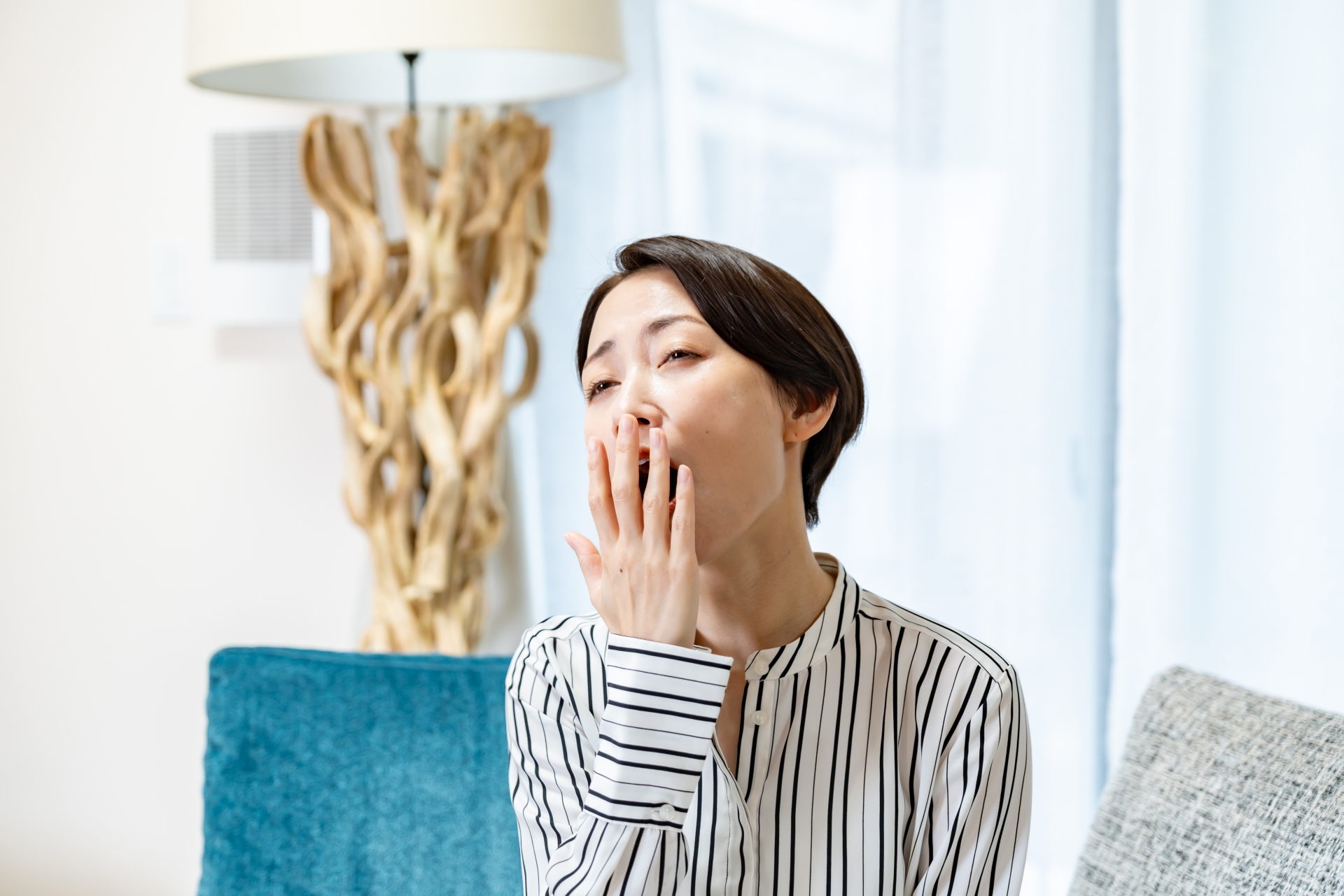 あくびをする女性