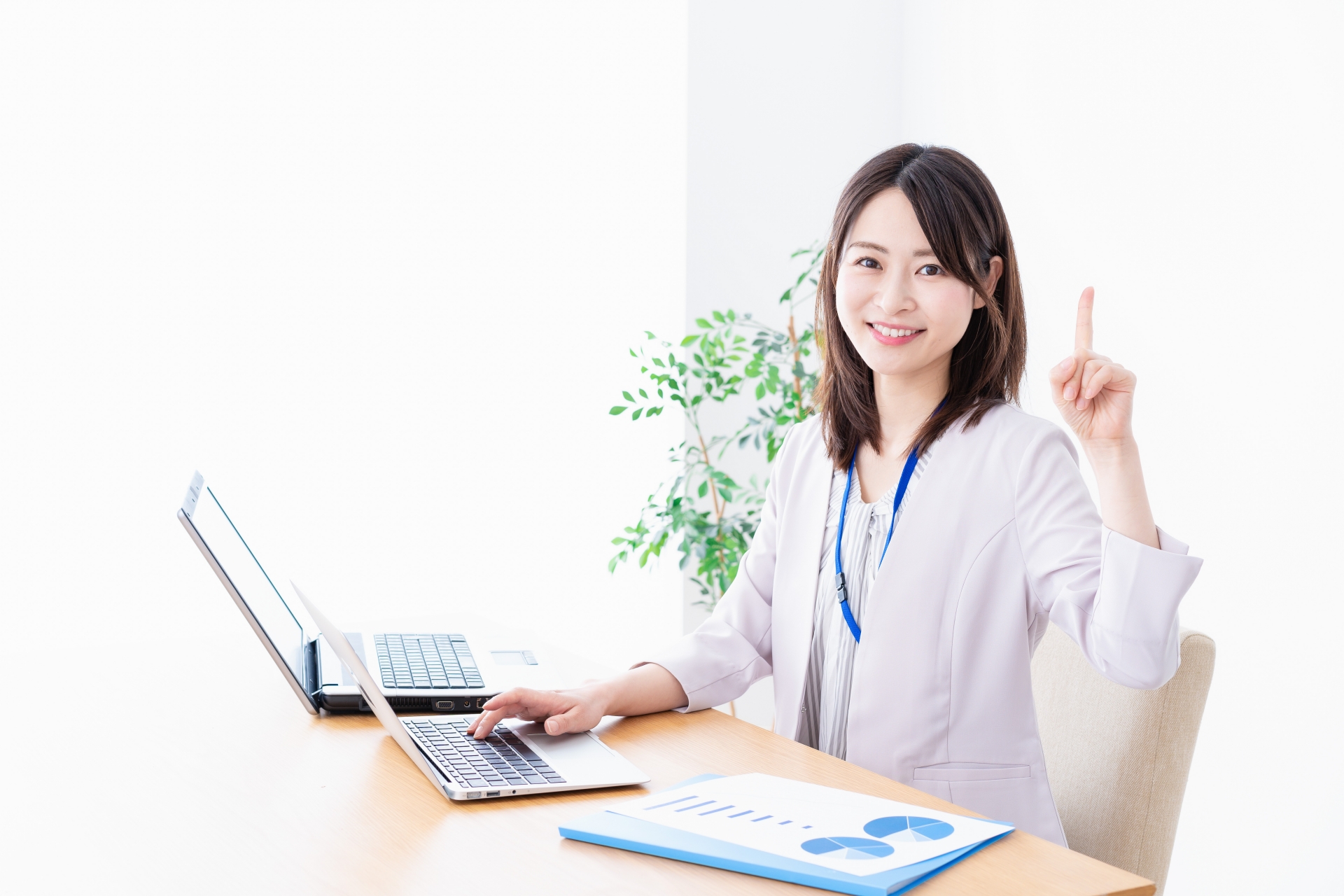 指を指すビジネスウーマン