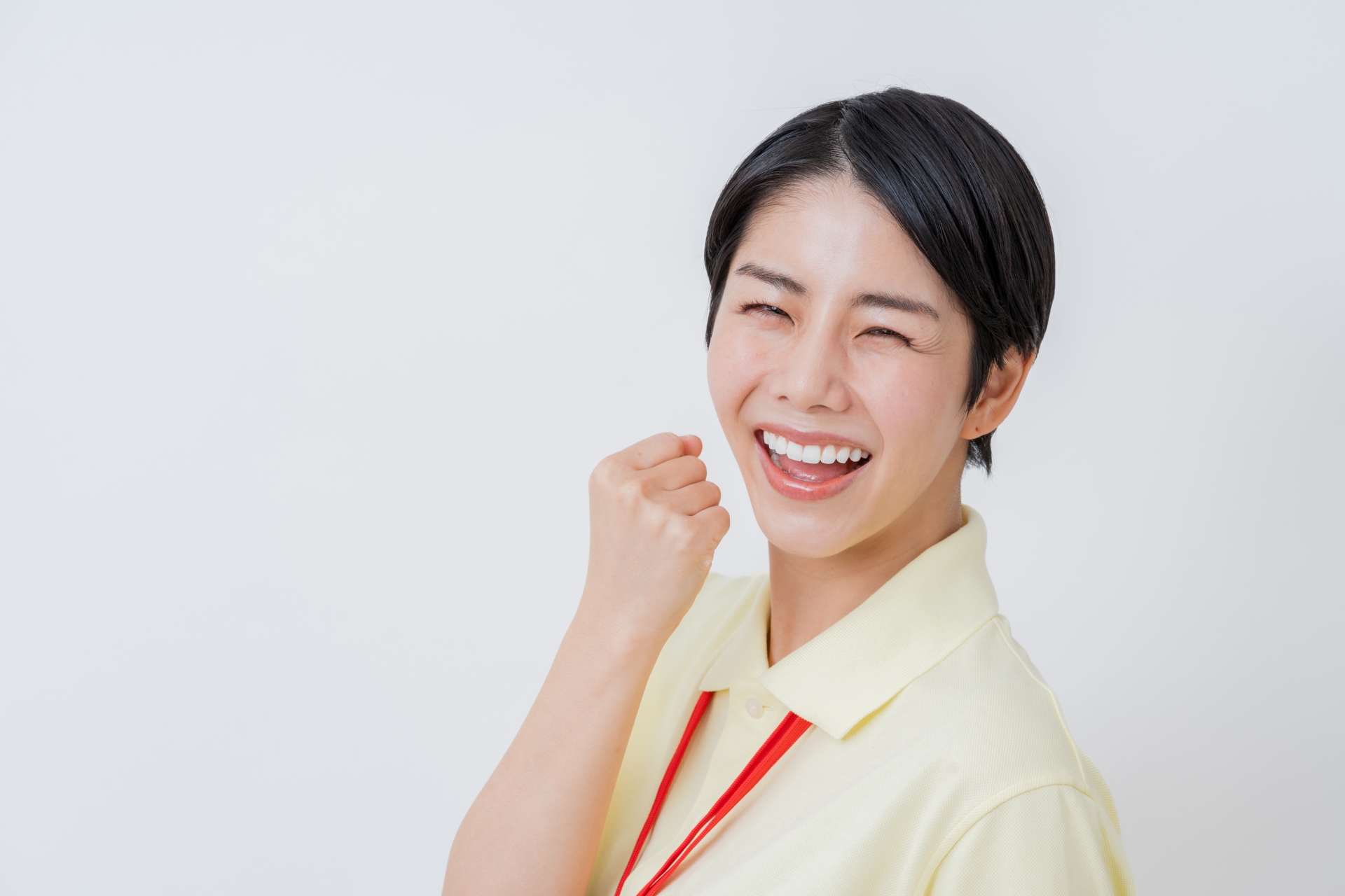 ガッツポーズをする介護士の女性