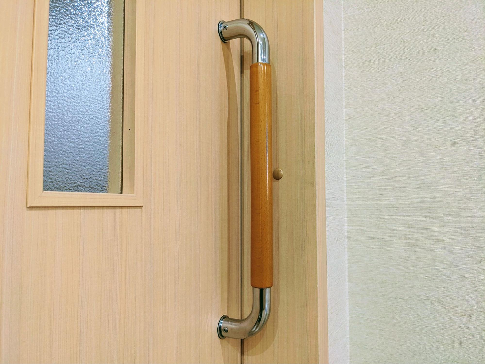 福祉施設のトイレのドアの取って部分