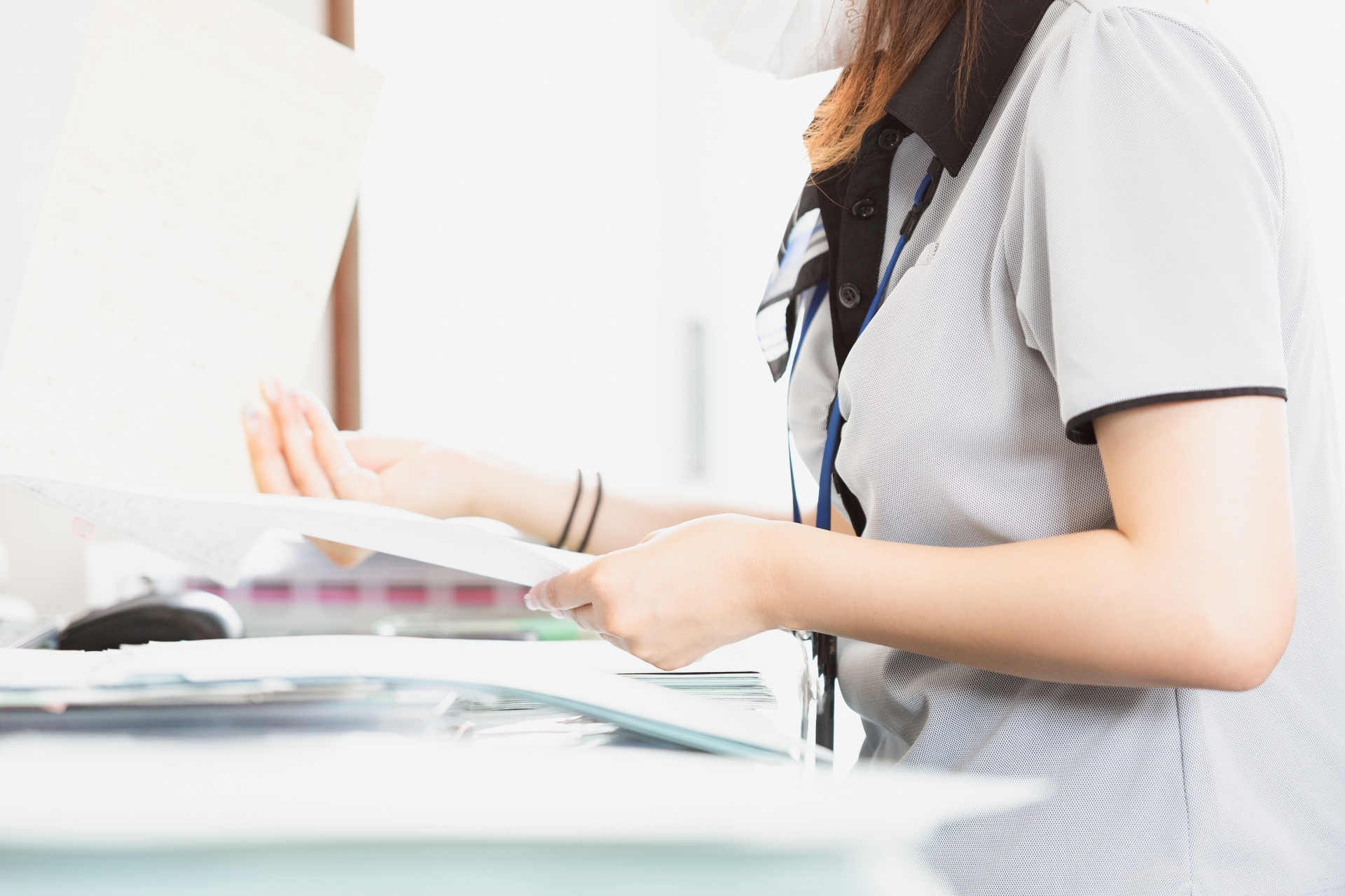 事務処理をする女性