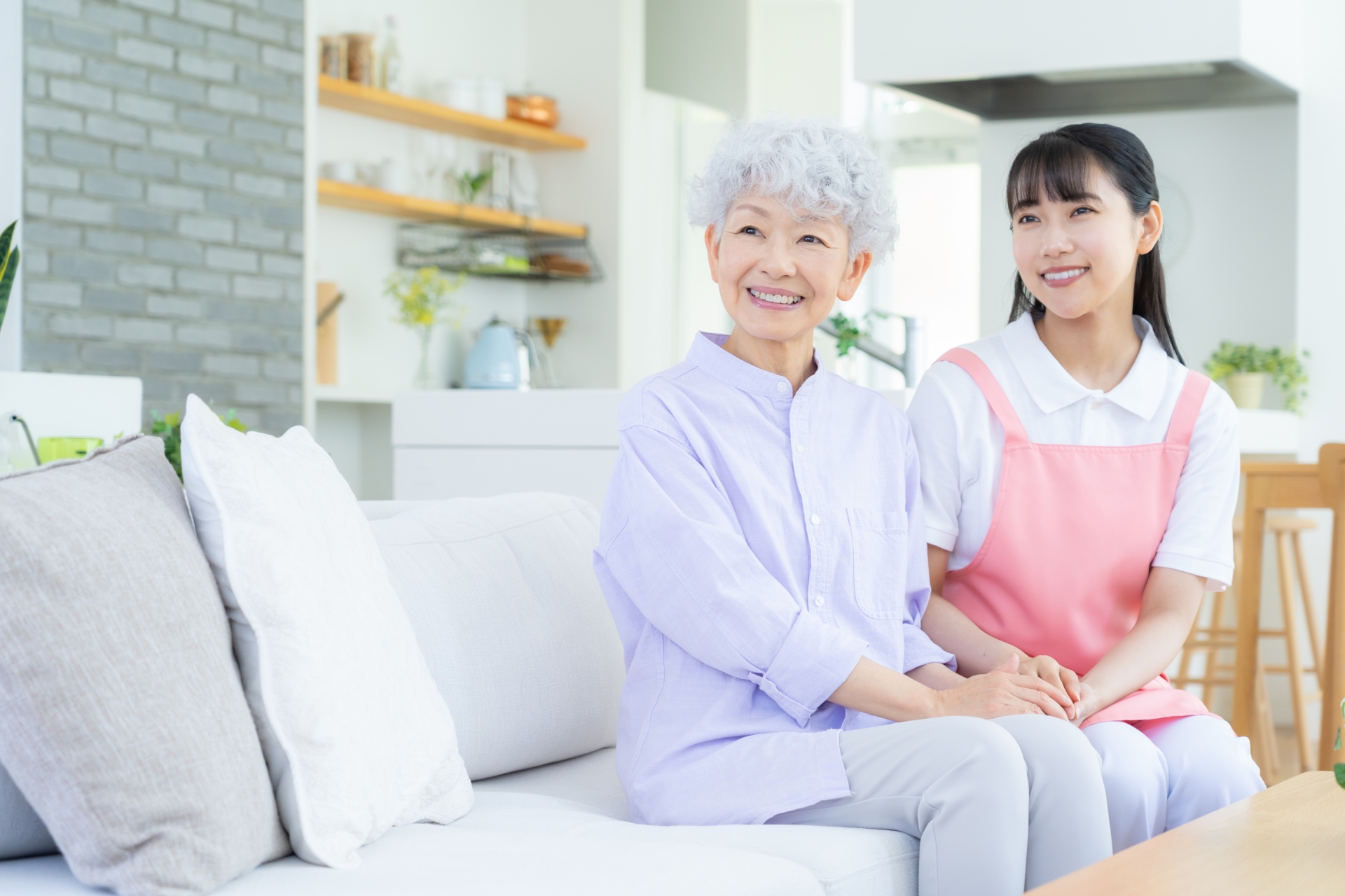 シニア女性を介護をする介護士の女性