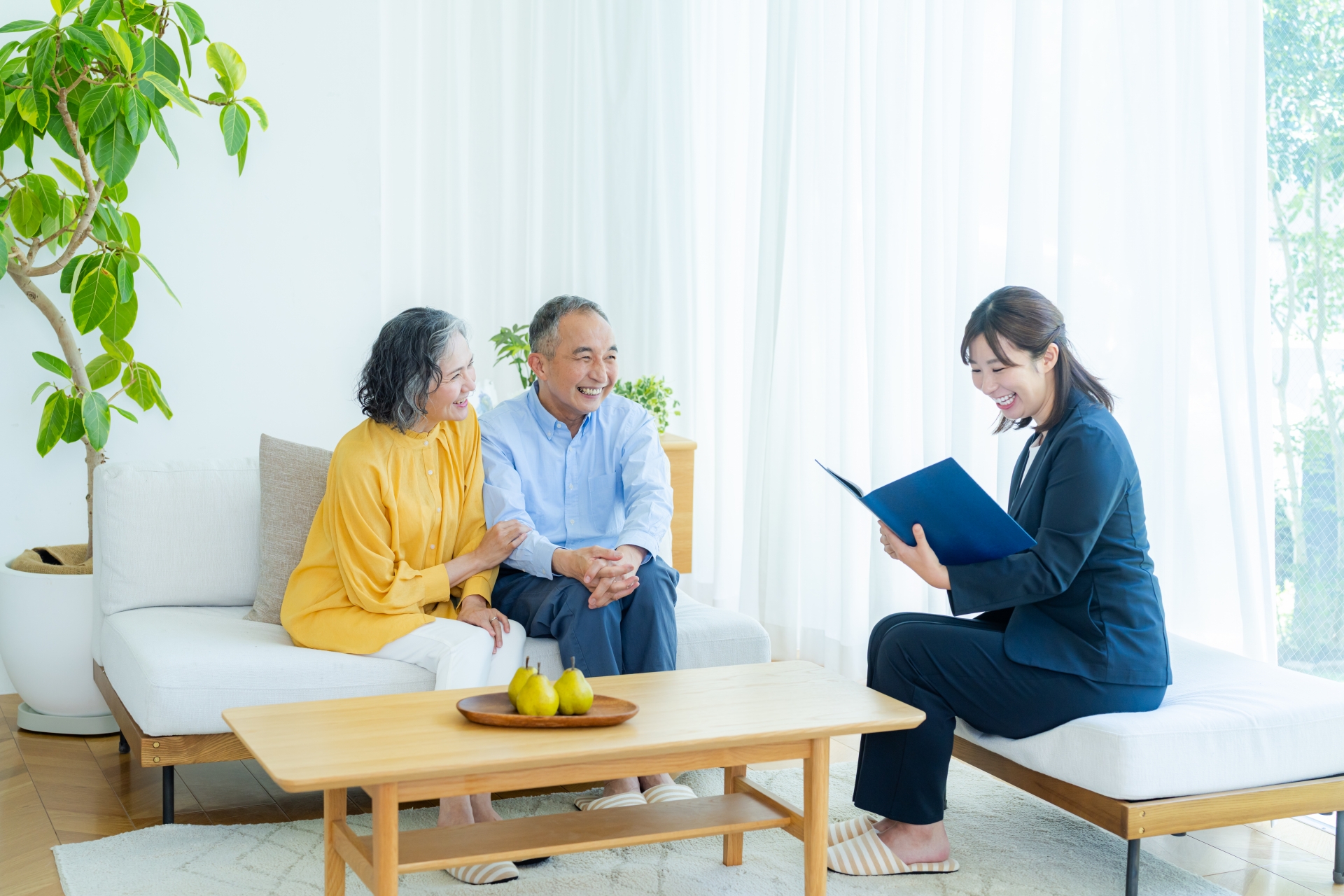 相談するシニア夫婦