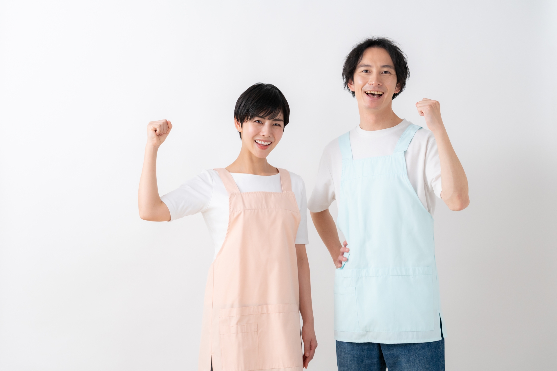 ガッツポーズをする男女の介護士