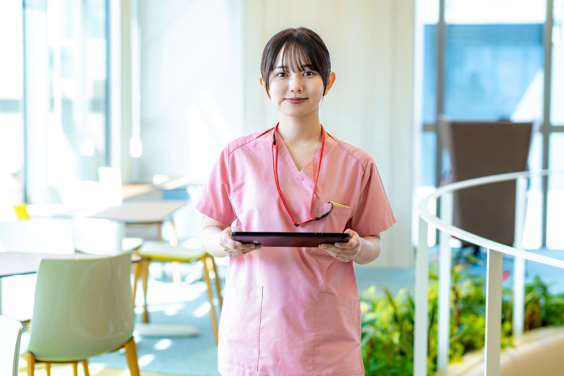 正面を向く医療従事者