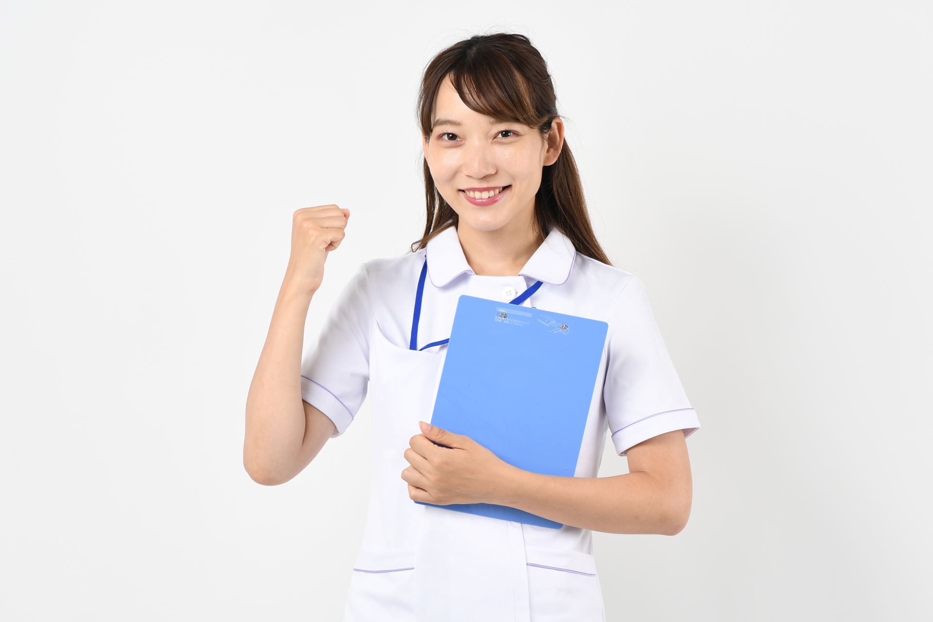 ガッツポーズをしてファイルを持つ白衣の女性