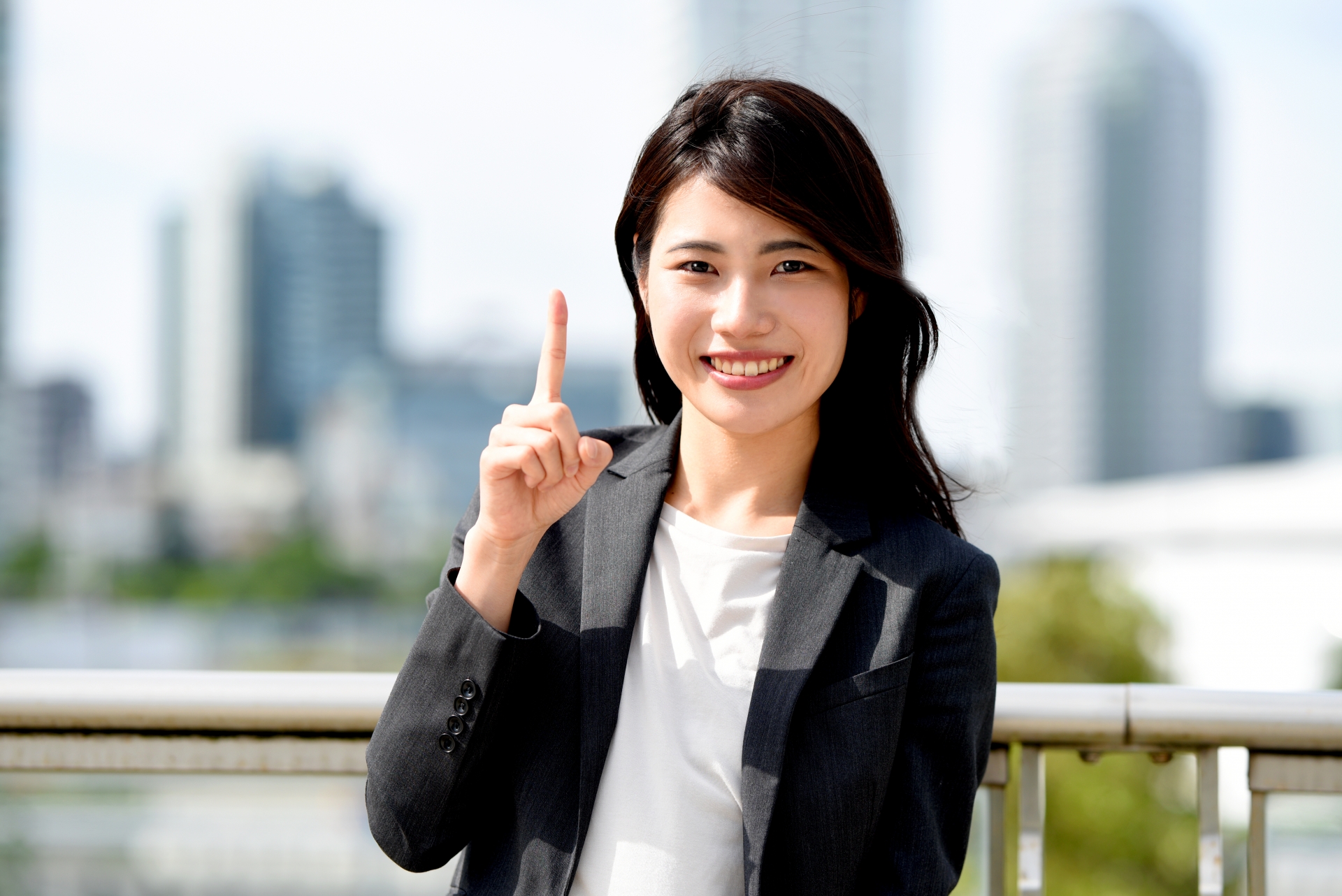 人差し指を指すビジネスウーマン