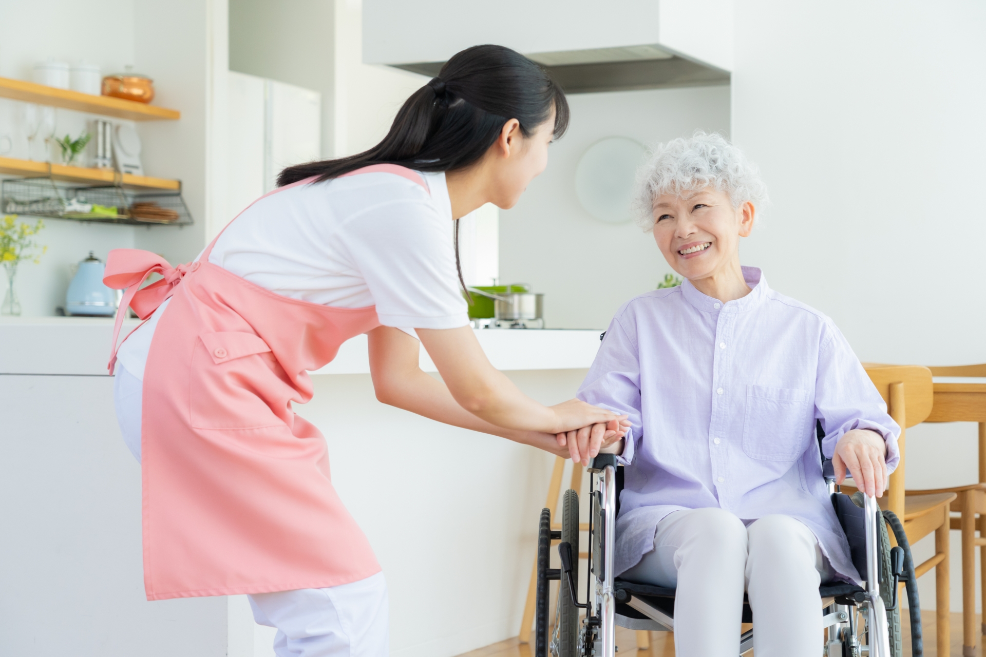 シニア女性を介護をする介護士の女性