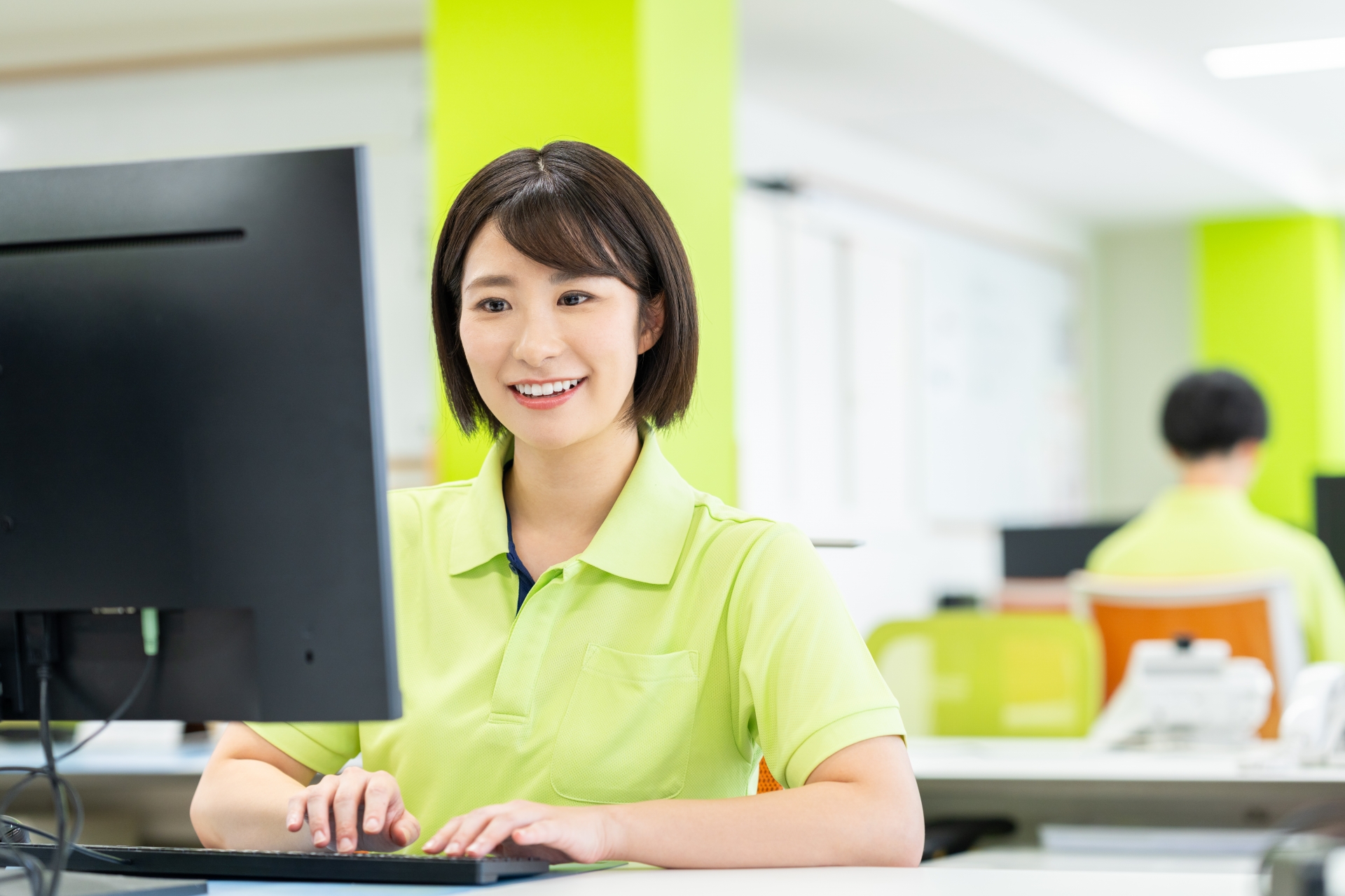 パソコン操作をする介護士