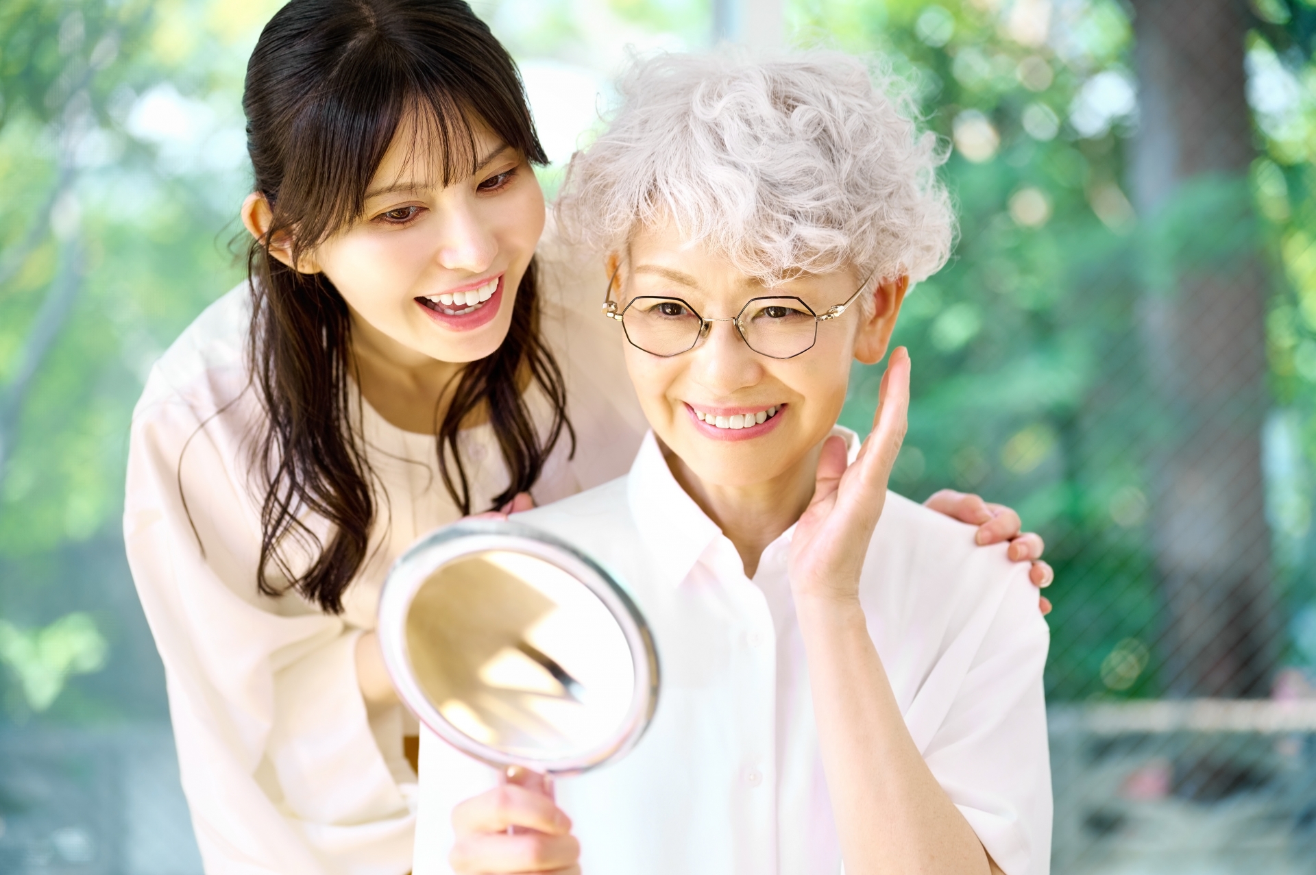 鏡を見る母と娘 シニア 女性 美容