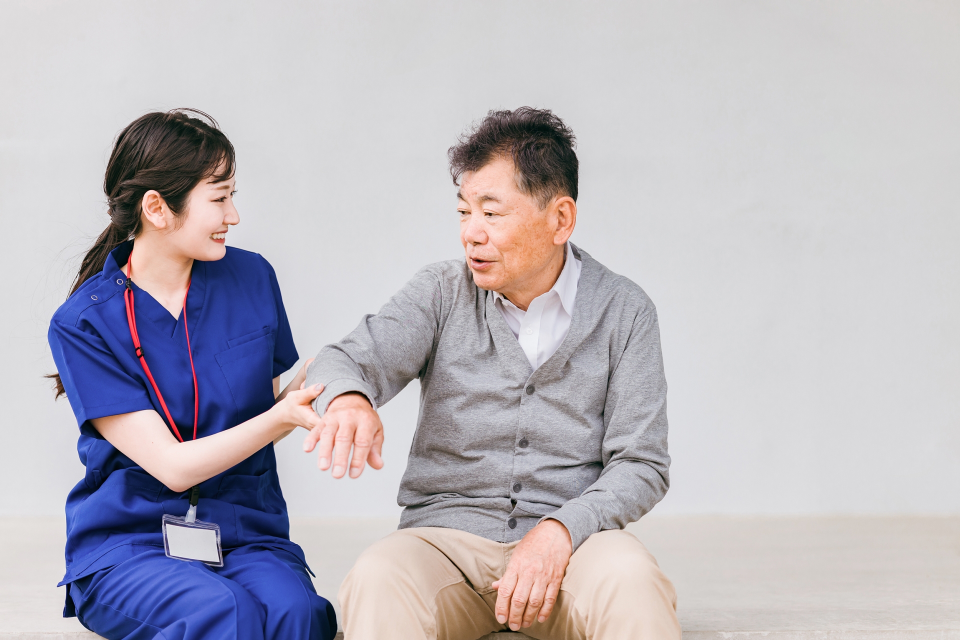 リハビリ指導する理学療法士・看護師の女性