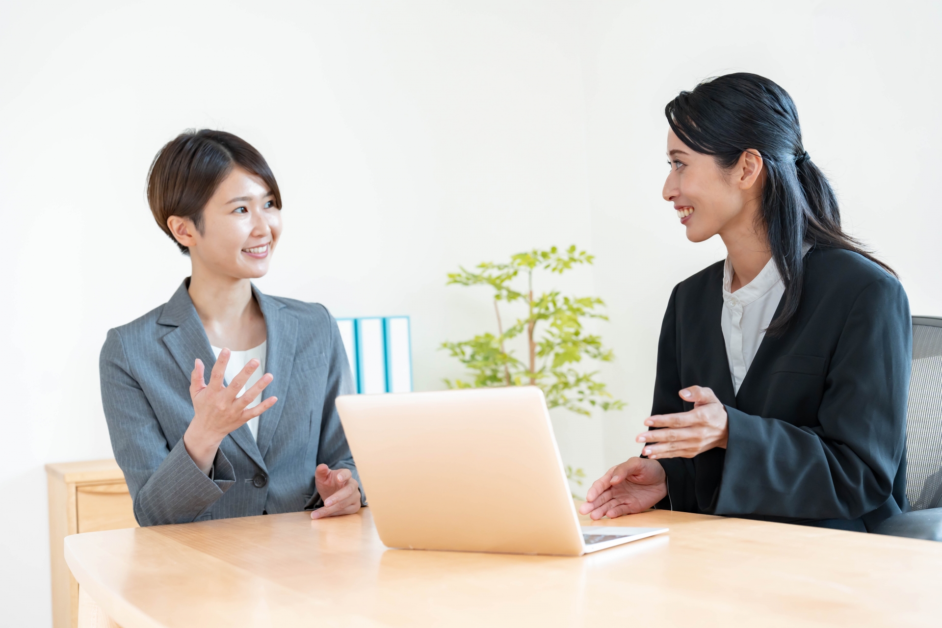 会議をする女性