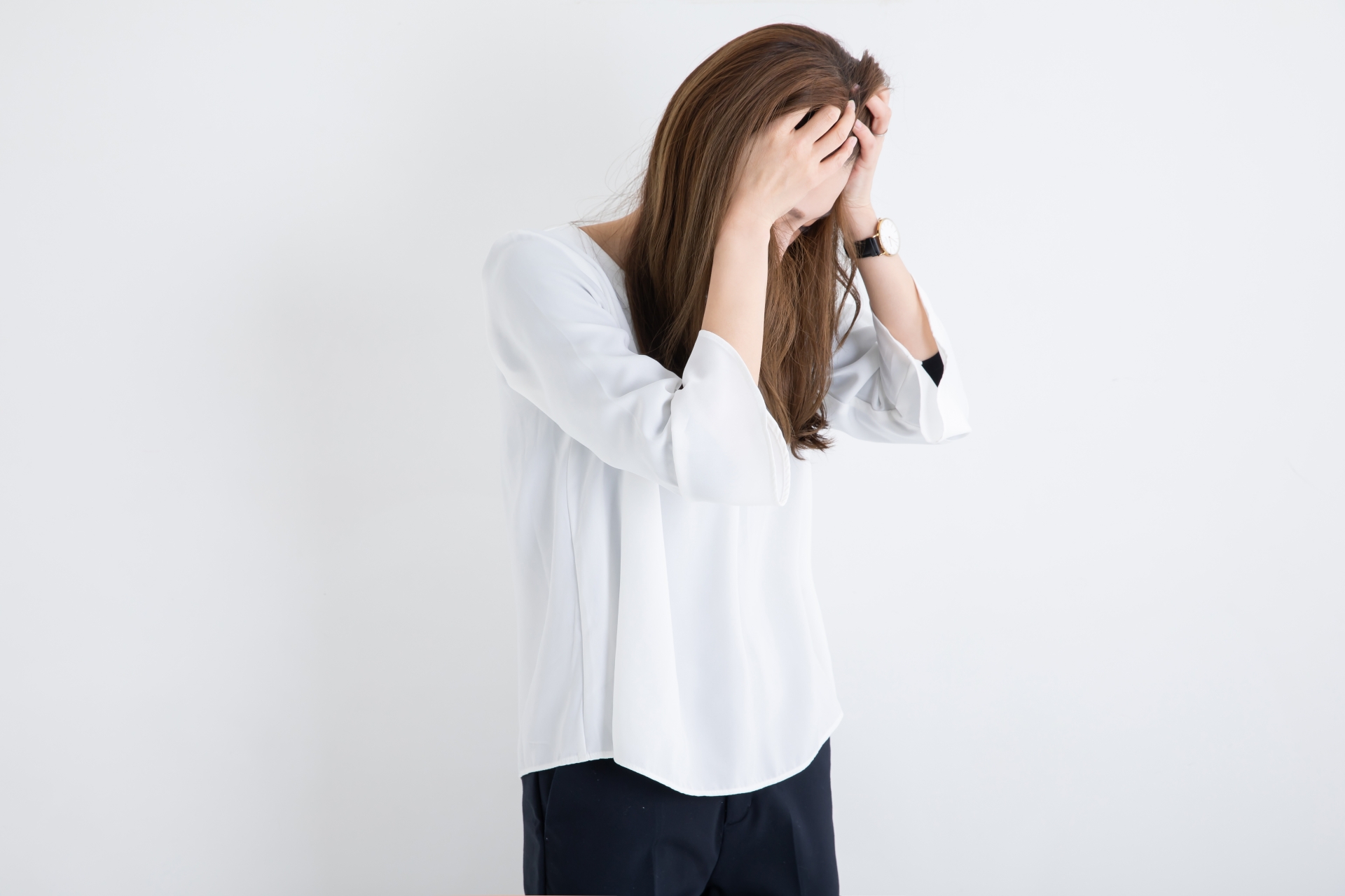 頭を抱える女性 Dismissal