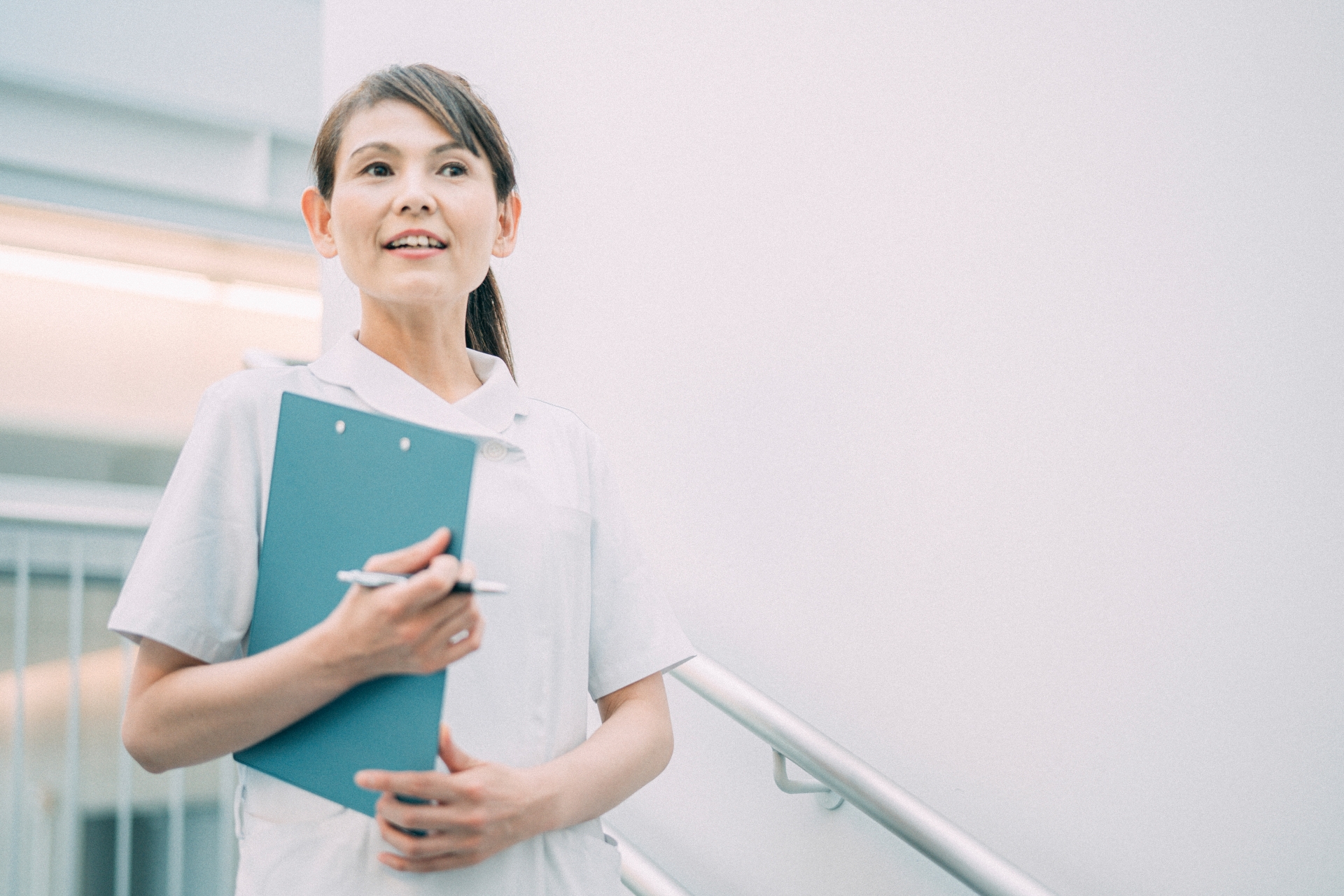 病院で働く中高年の女性