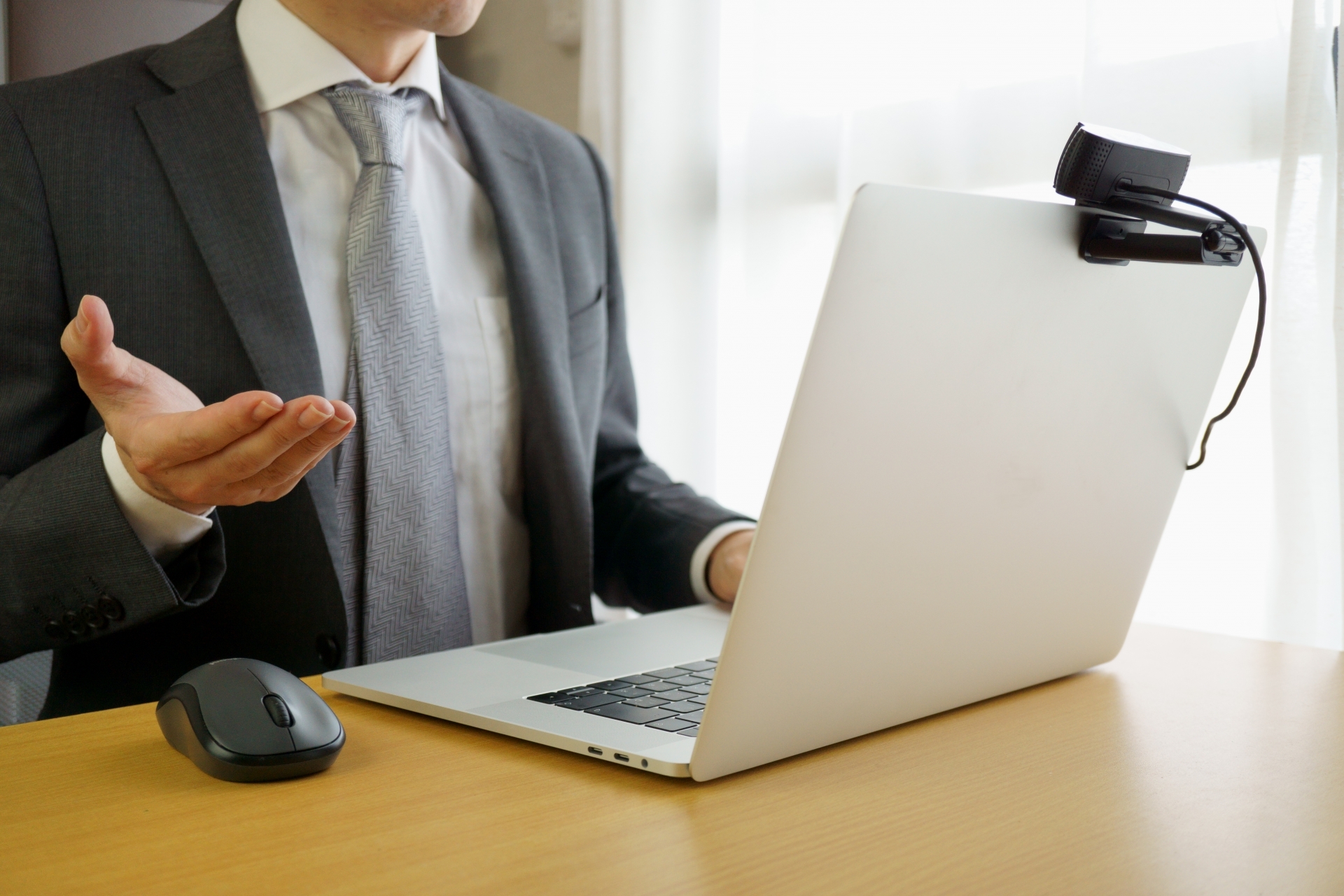 ウェブカメラに向かって話をする人