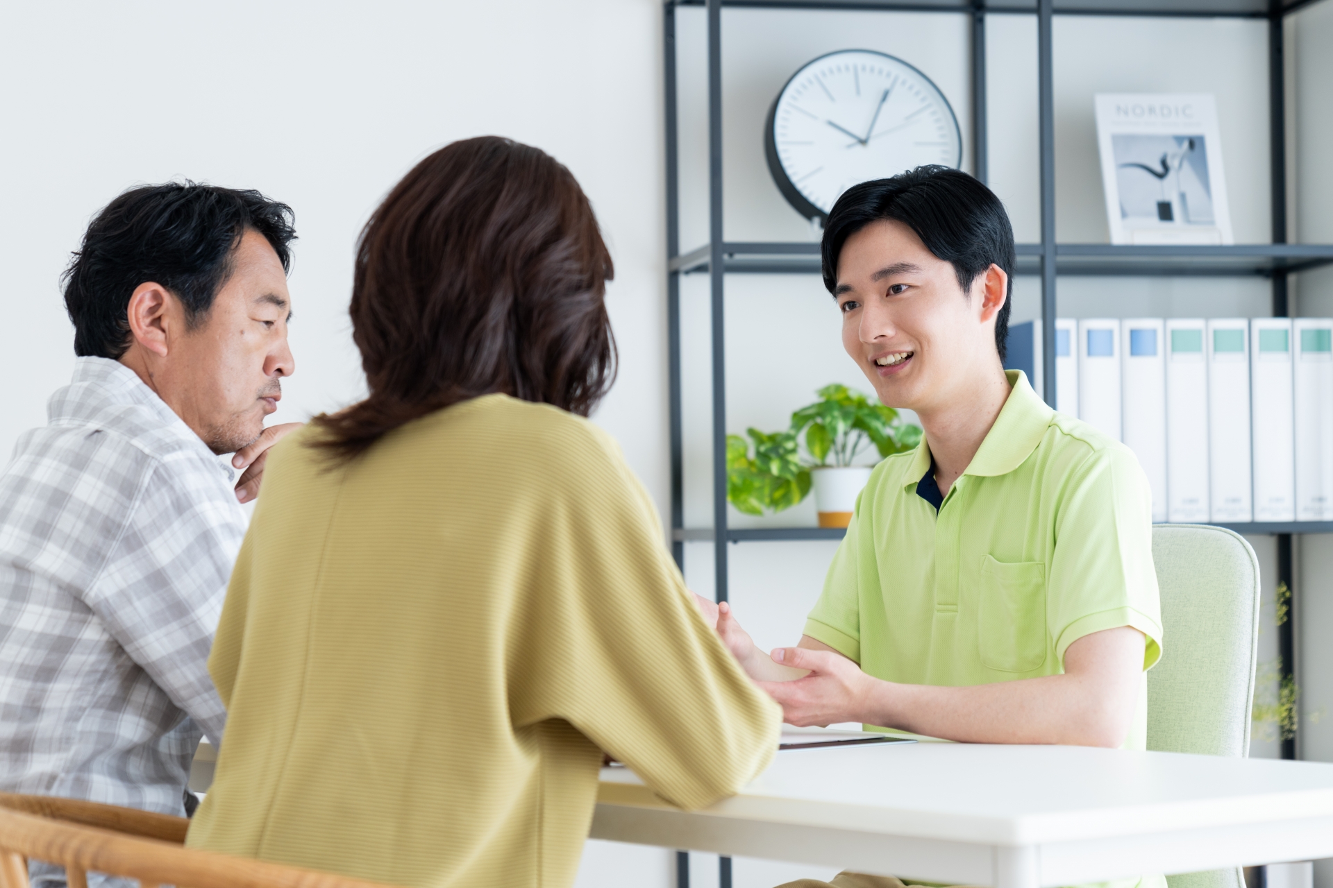 男性職員と話す夫婦