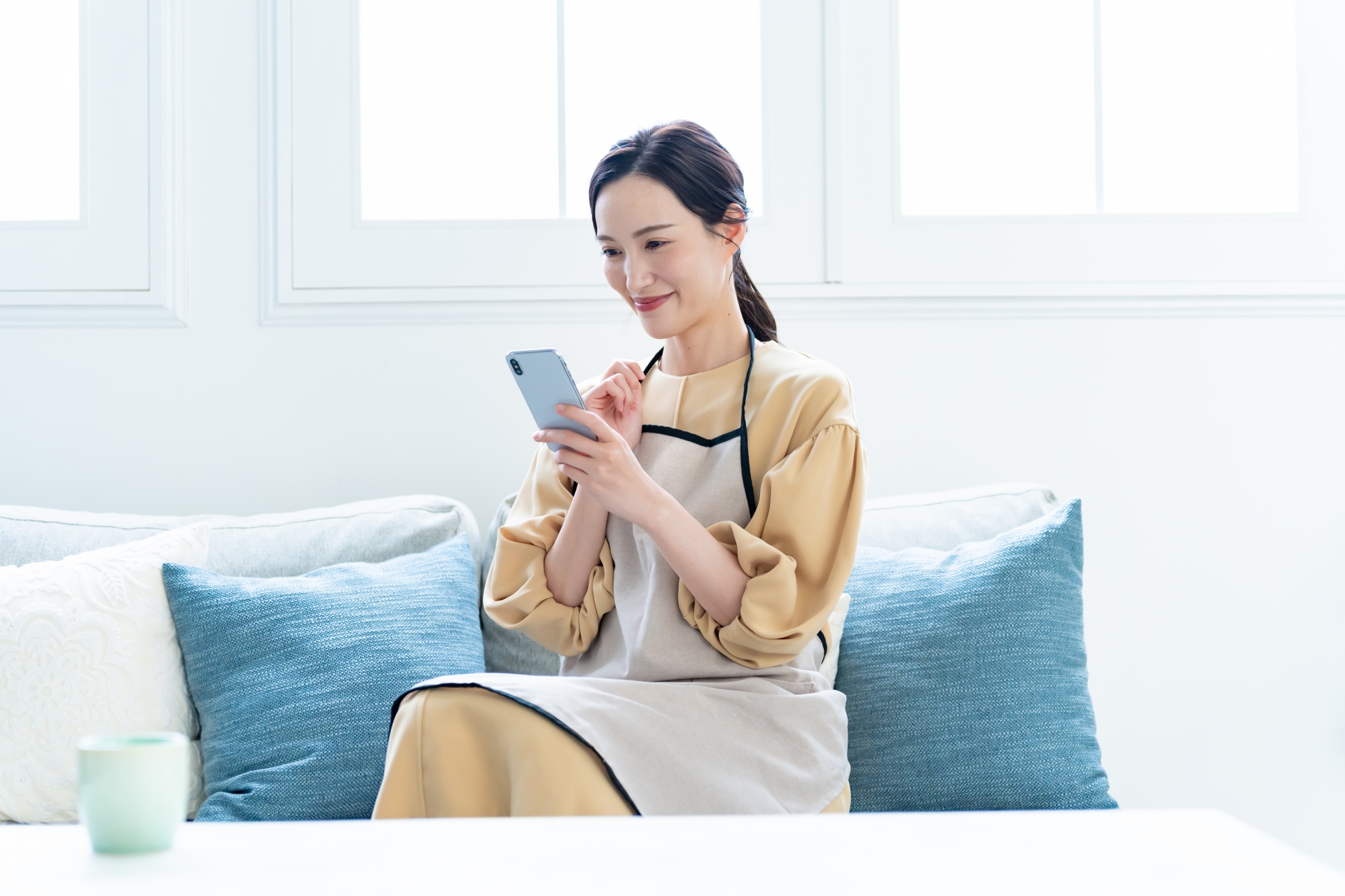 携帯を触る女性