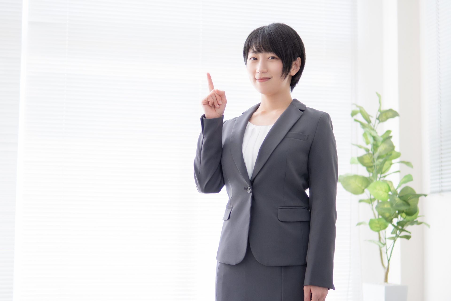 ワンポイントを伝える女性