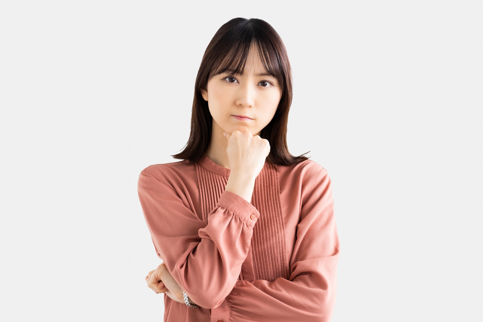 考えごとをする女性