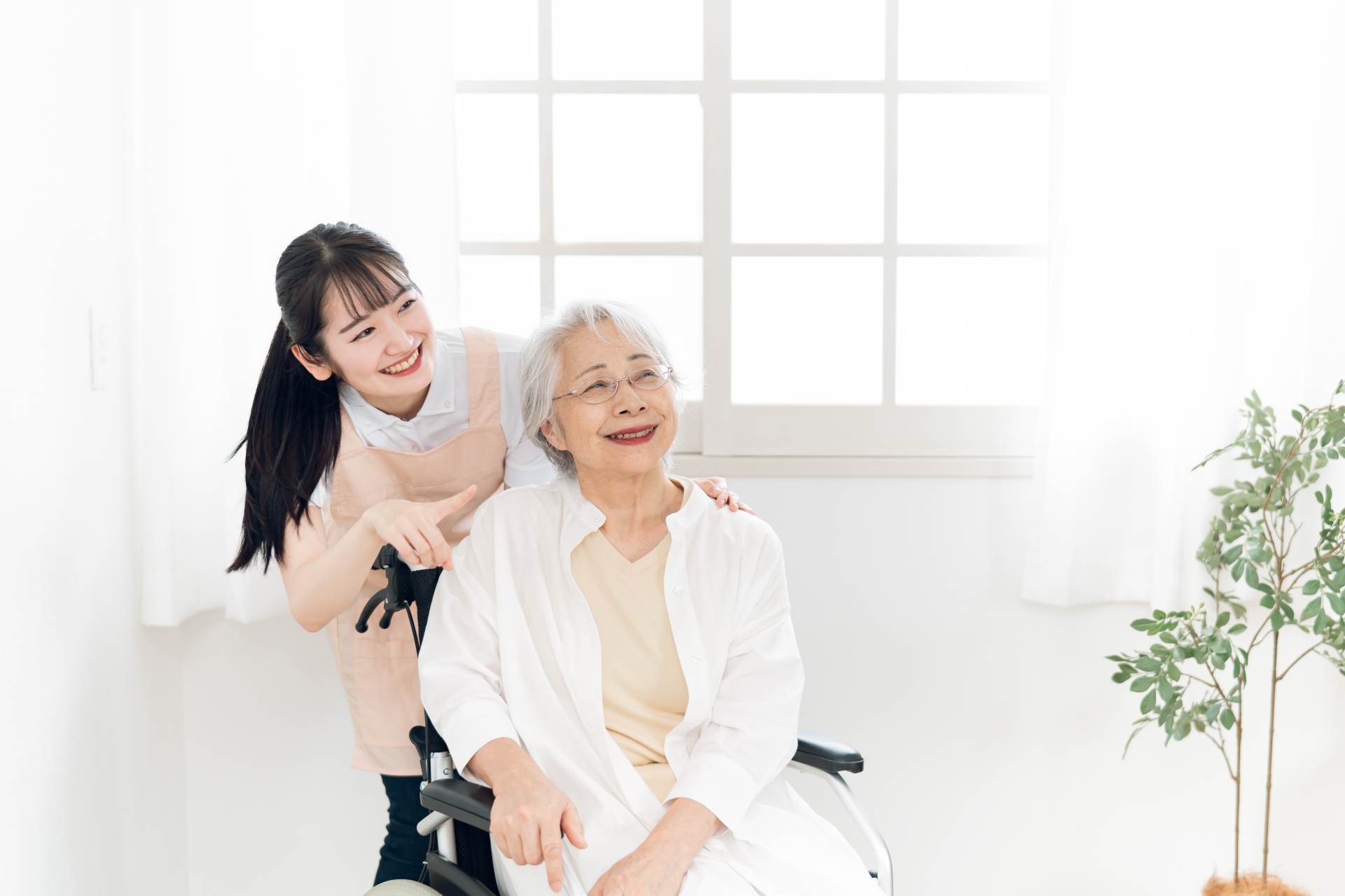 介護士と高齢者女性