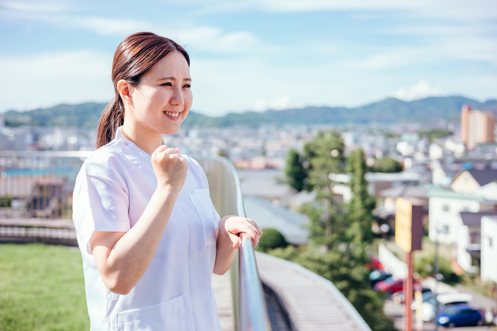 白衣を着た医療従事者の女性