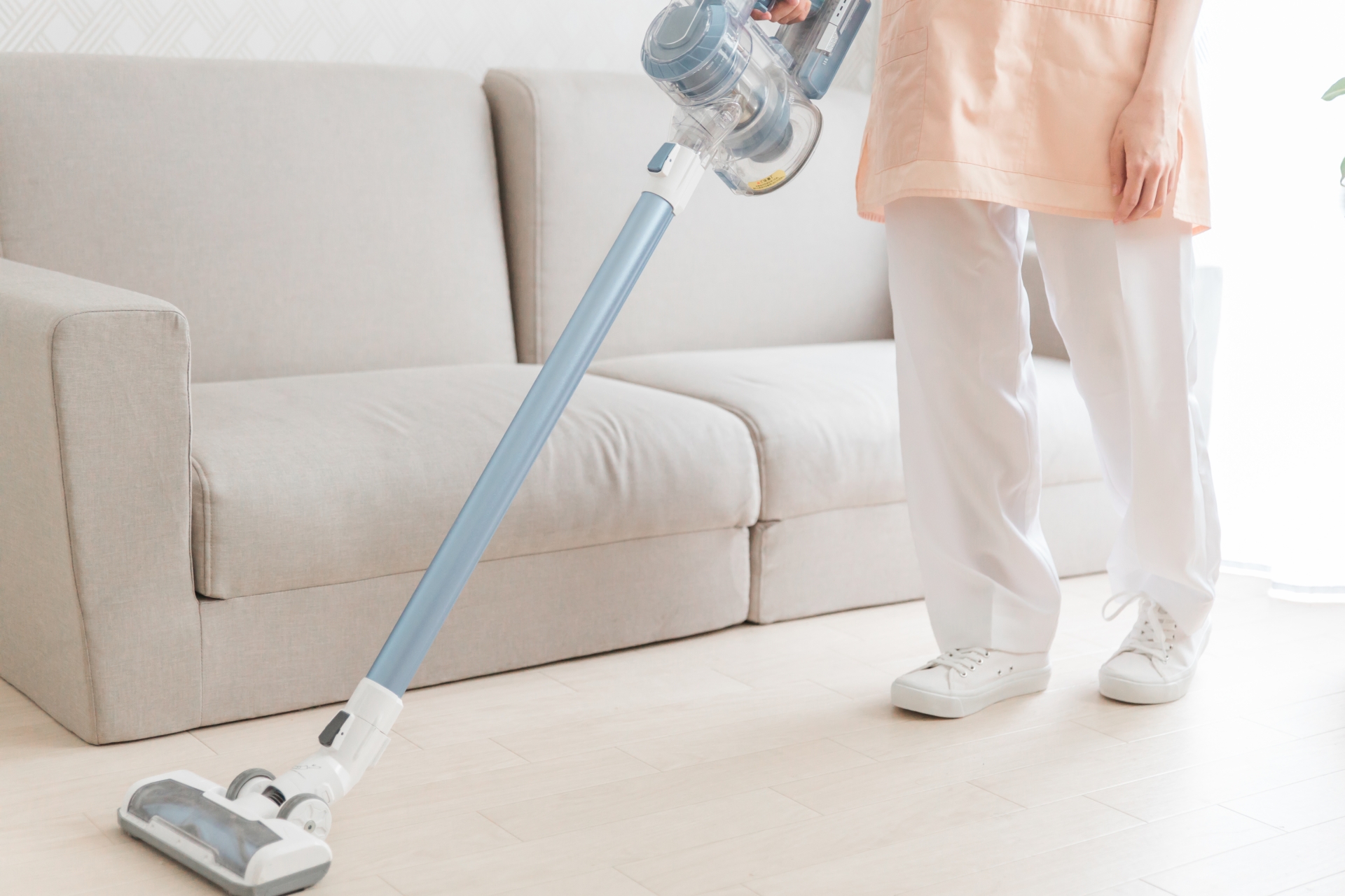 部屋を掃除する家政婦