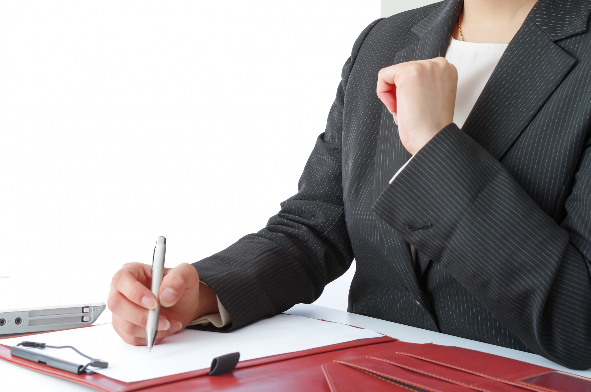 打ち合わせをする女性