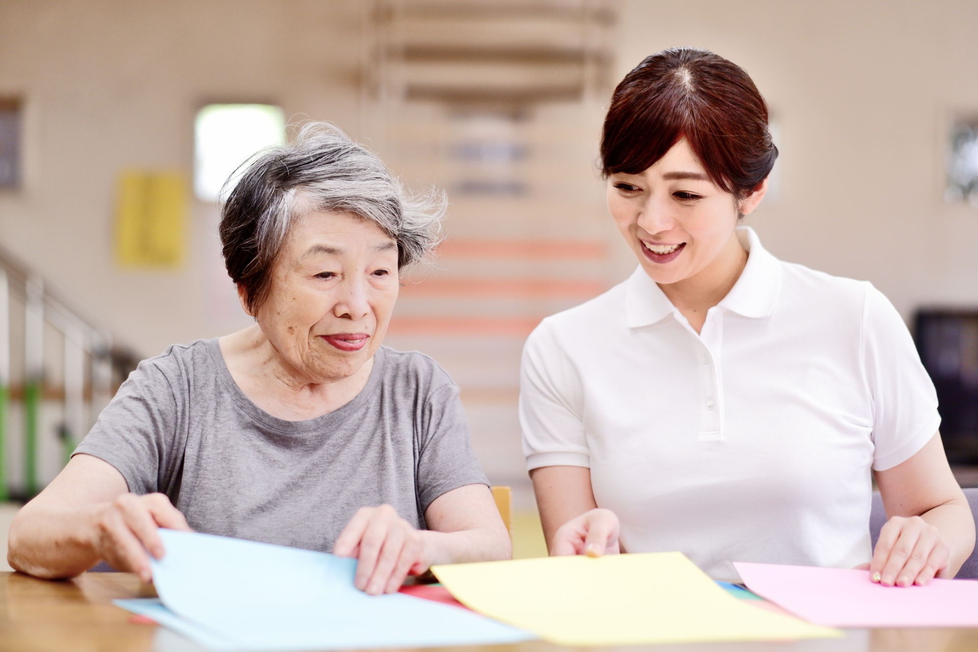 色紙を選ぶ利用者と介護士