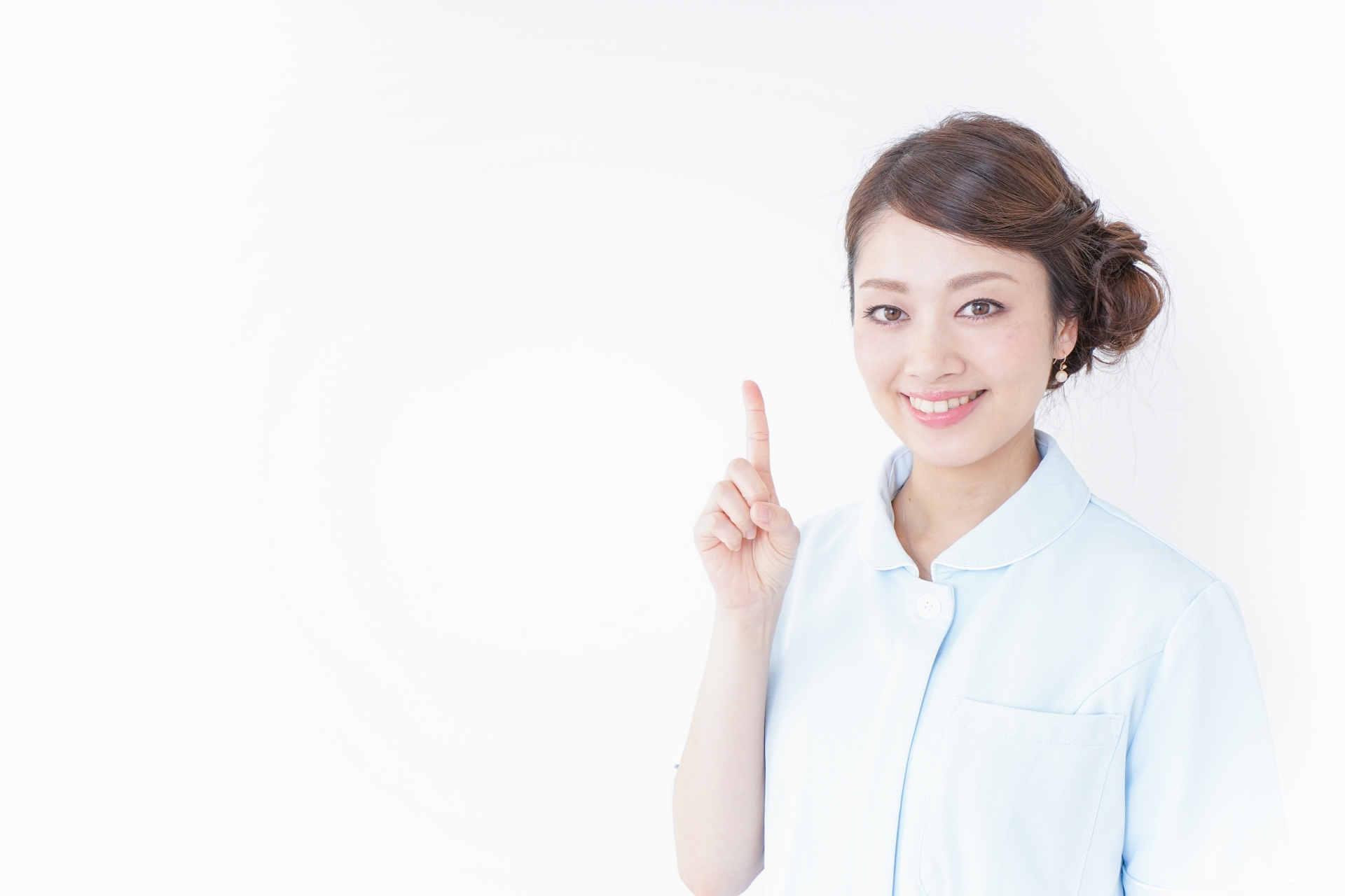 指をさす看護師