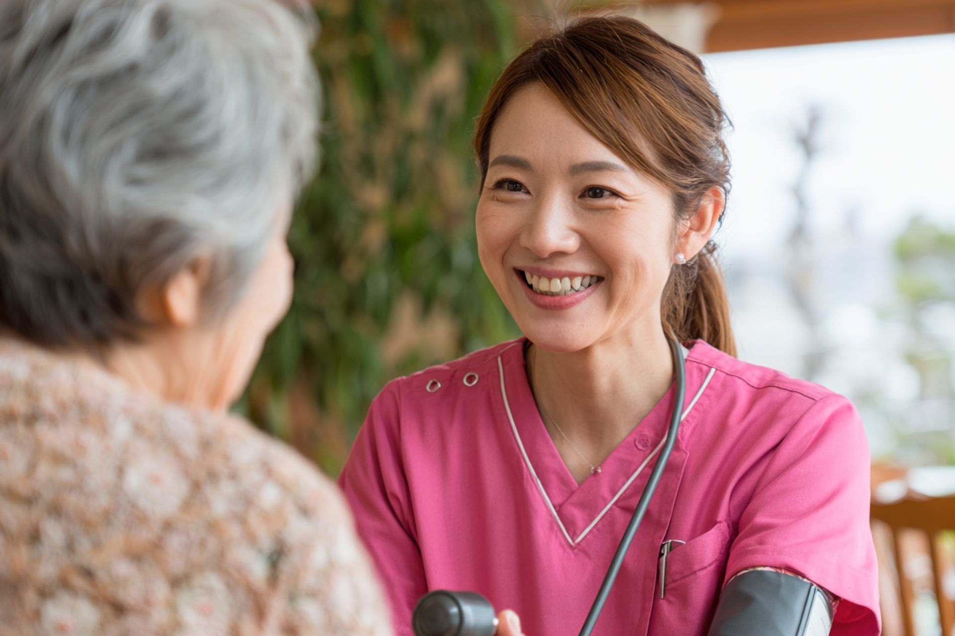 高齢者と笑顔で会話する訪問介護スタッフ