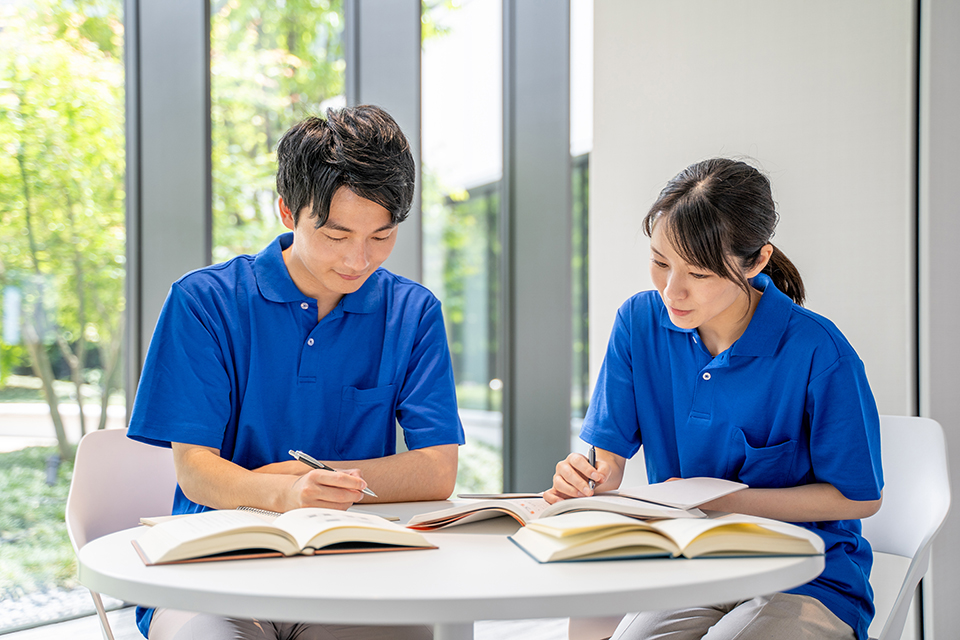 勉強をする男女の介護士