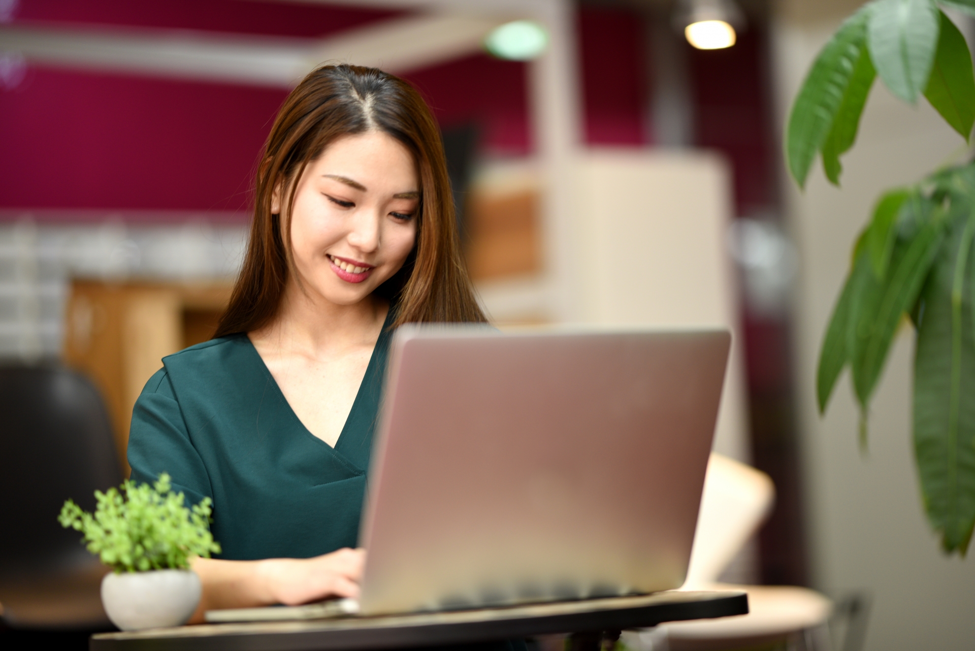 パソコン操作をする会社員