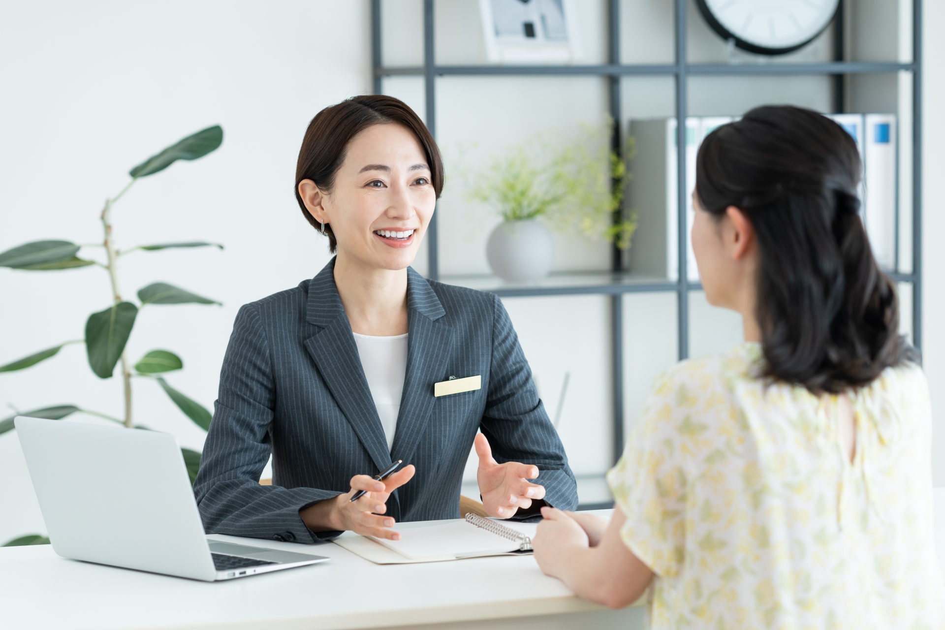 対面で話す人たち