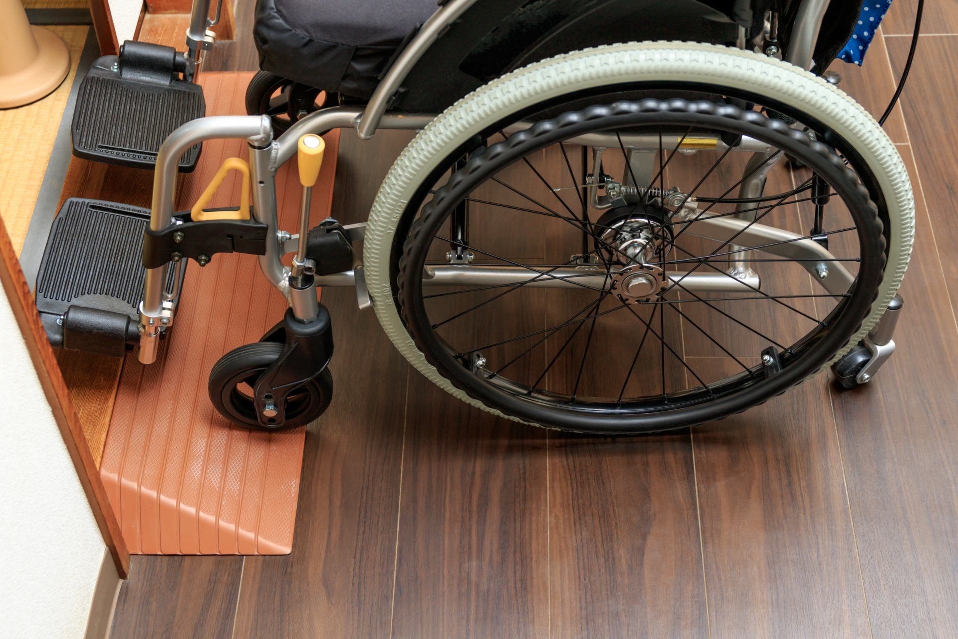 スロープを使った車いす