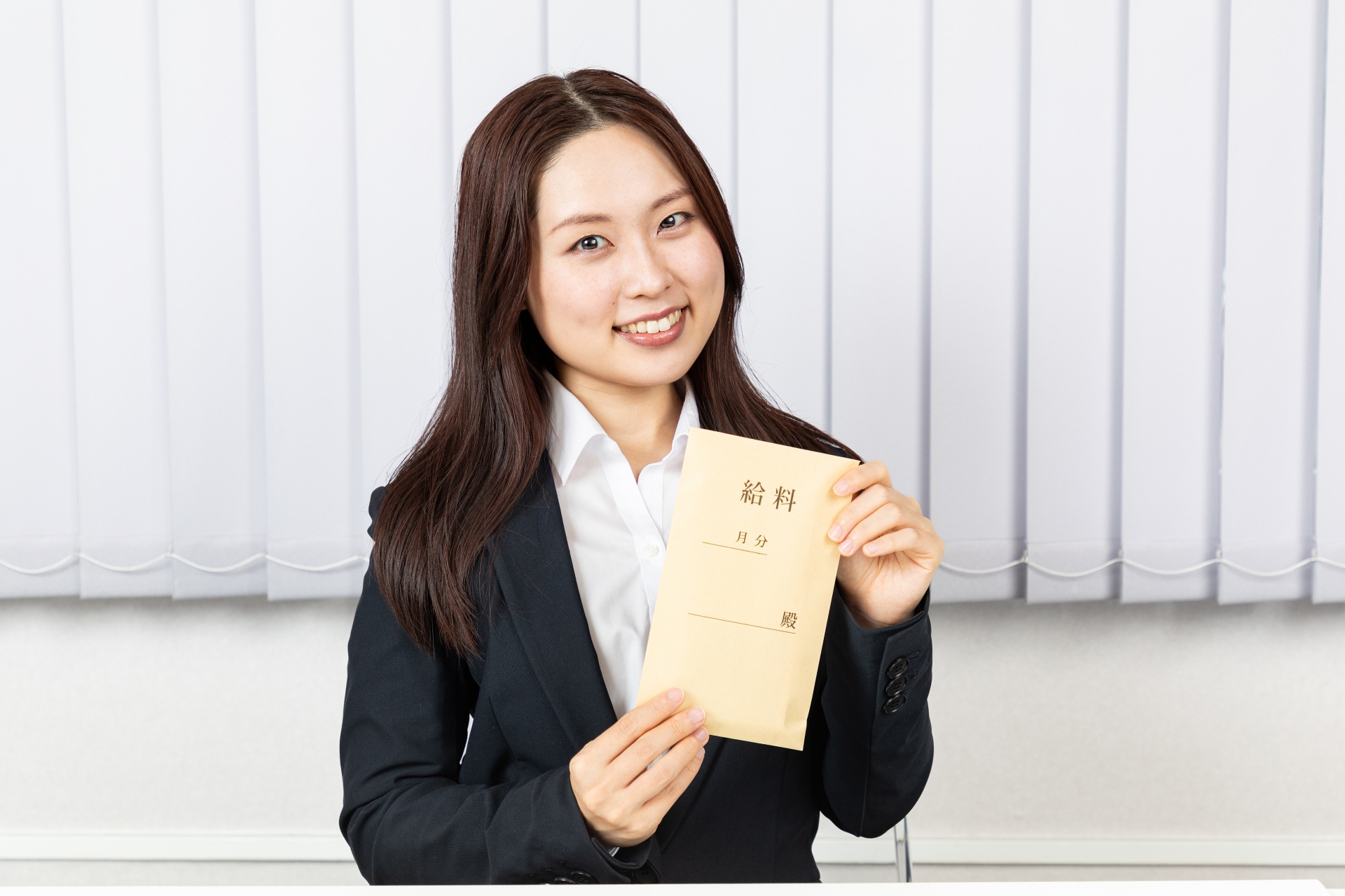 給料袋を持つ女性