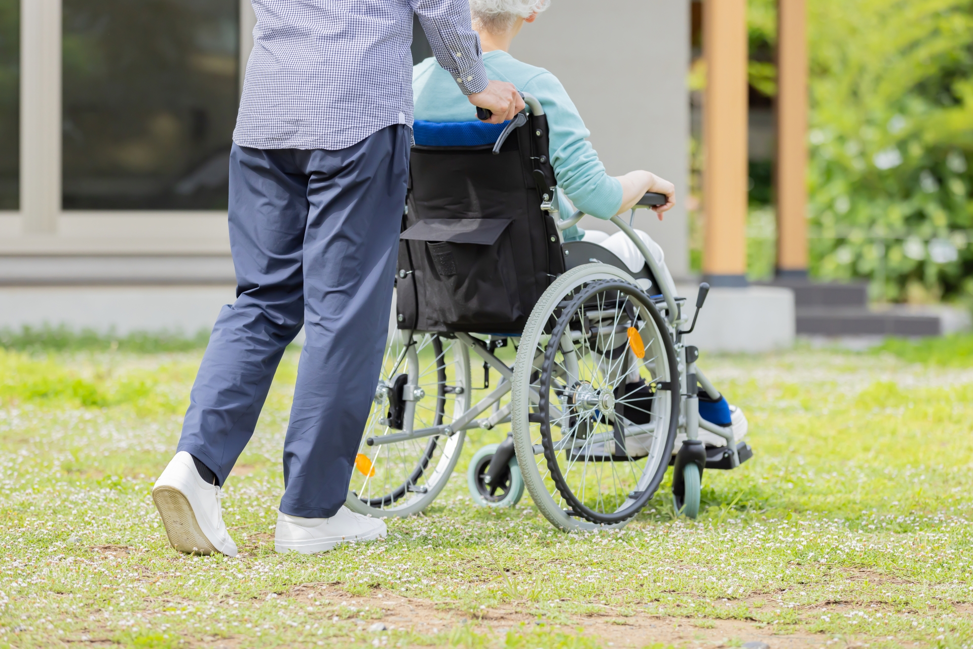 車椅子に乗ったシニア夫婦