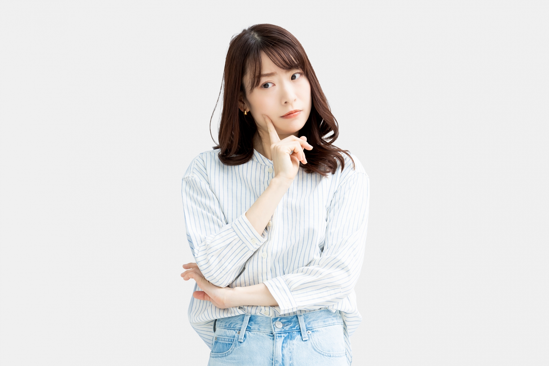 考えごとをする女性