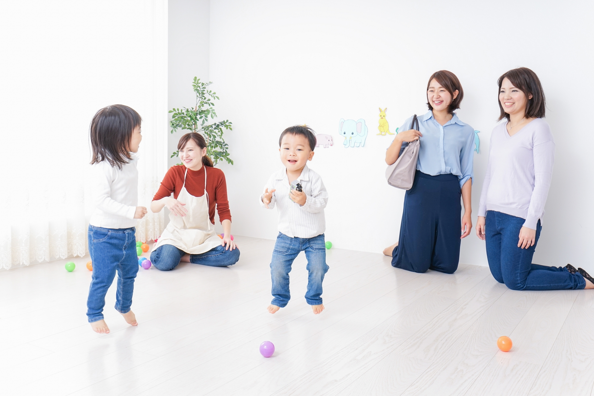 幼稚園の送り迎えをするビジネスウーマン