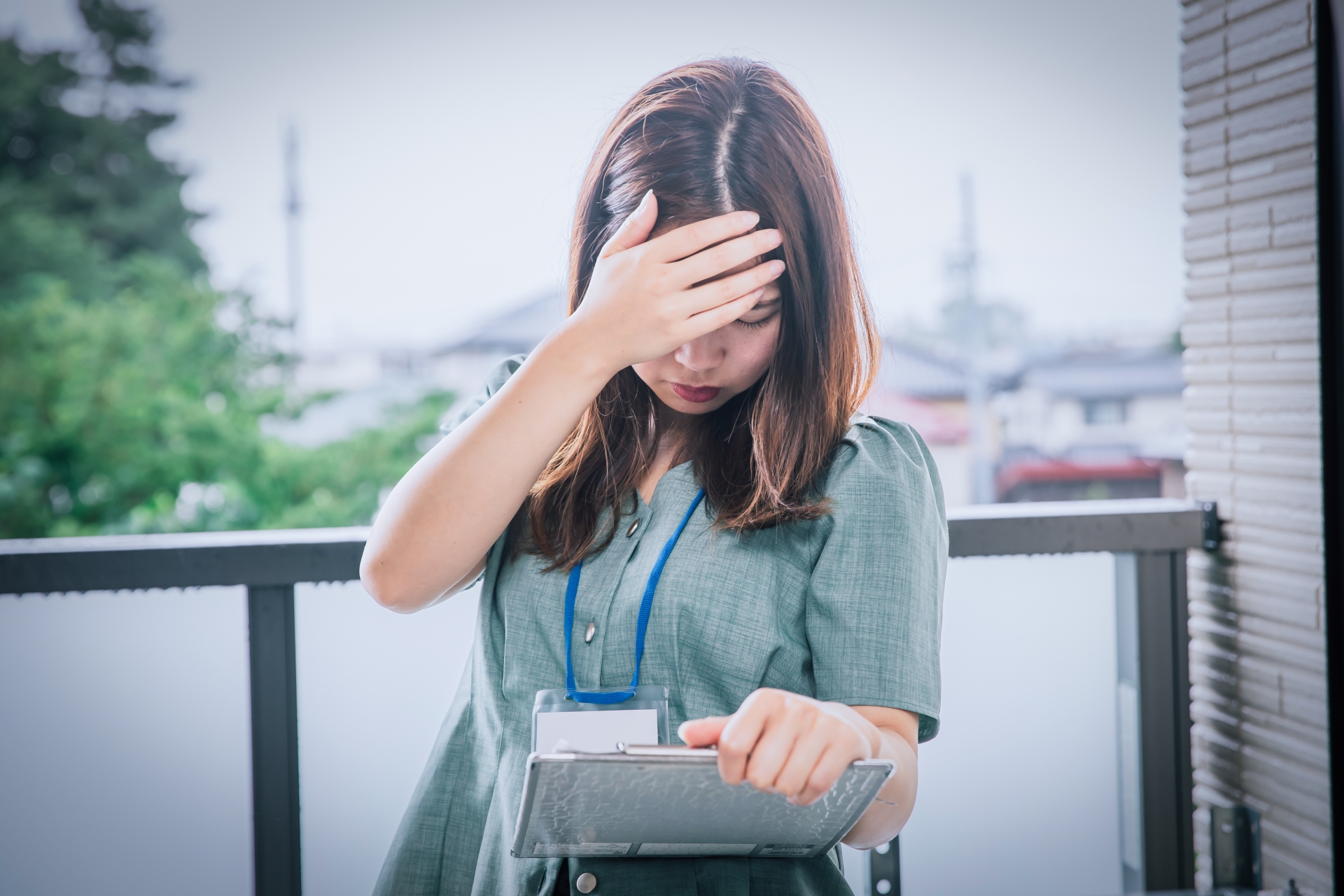 ストレスで頭を抱えるビジネスウーマン