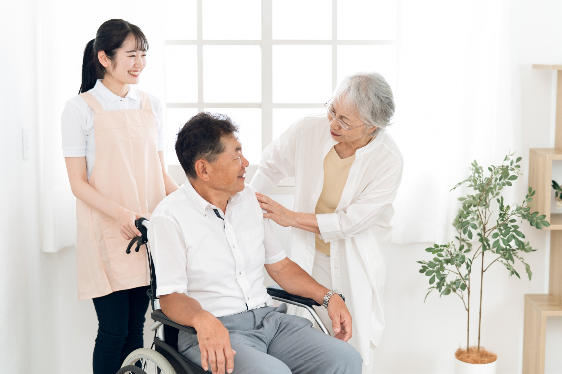 介護士と老夫婦