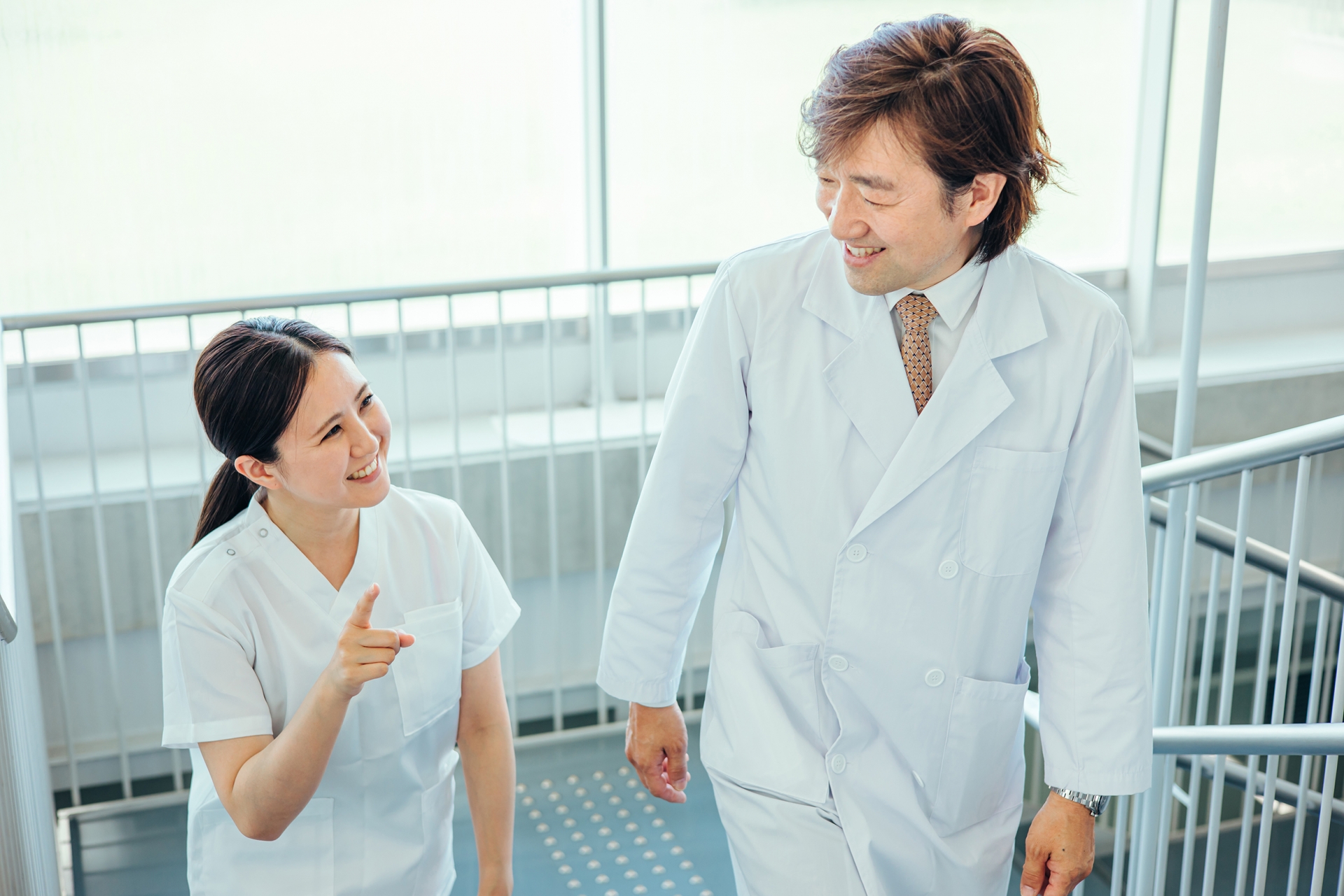 会話する男性と女性