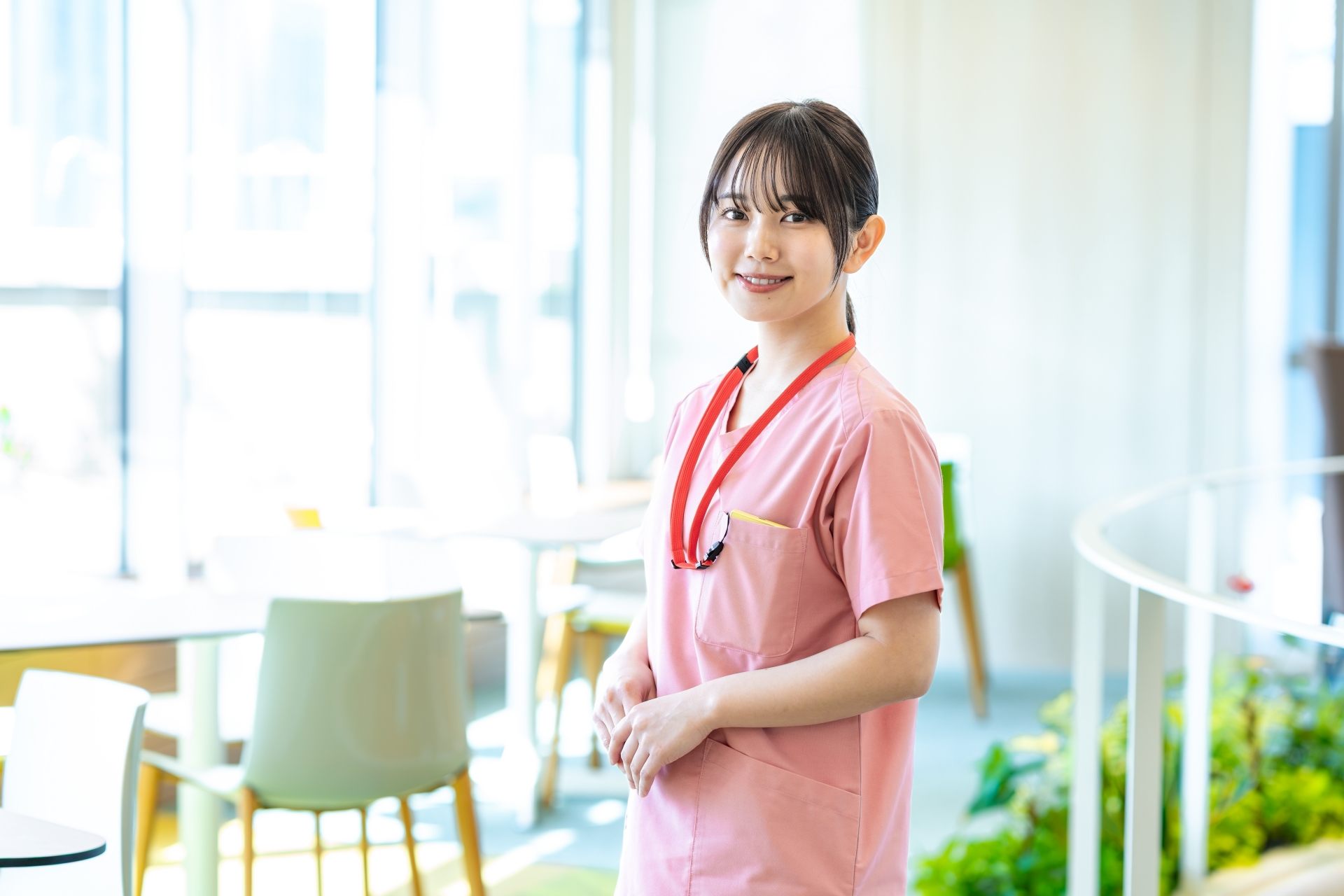 斜めに立つ介護士の女性