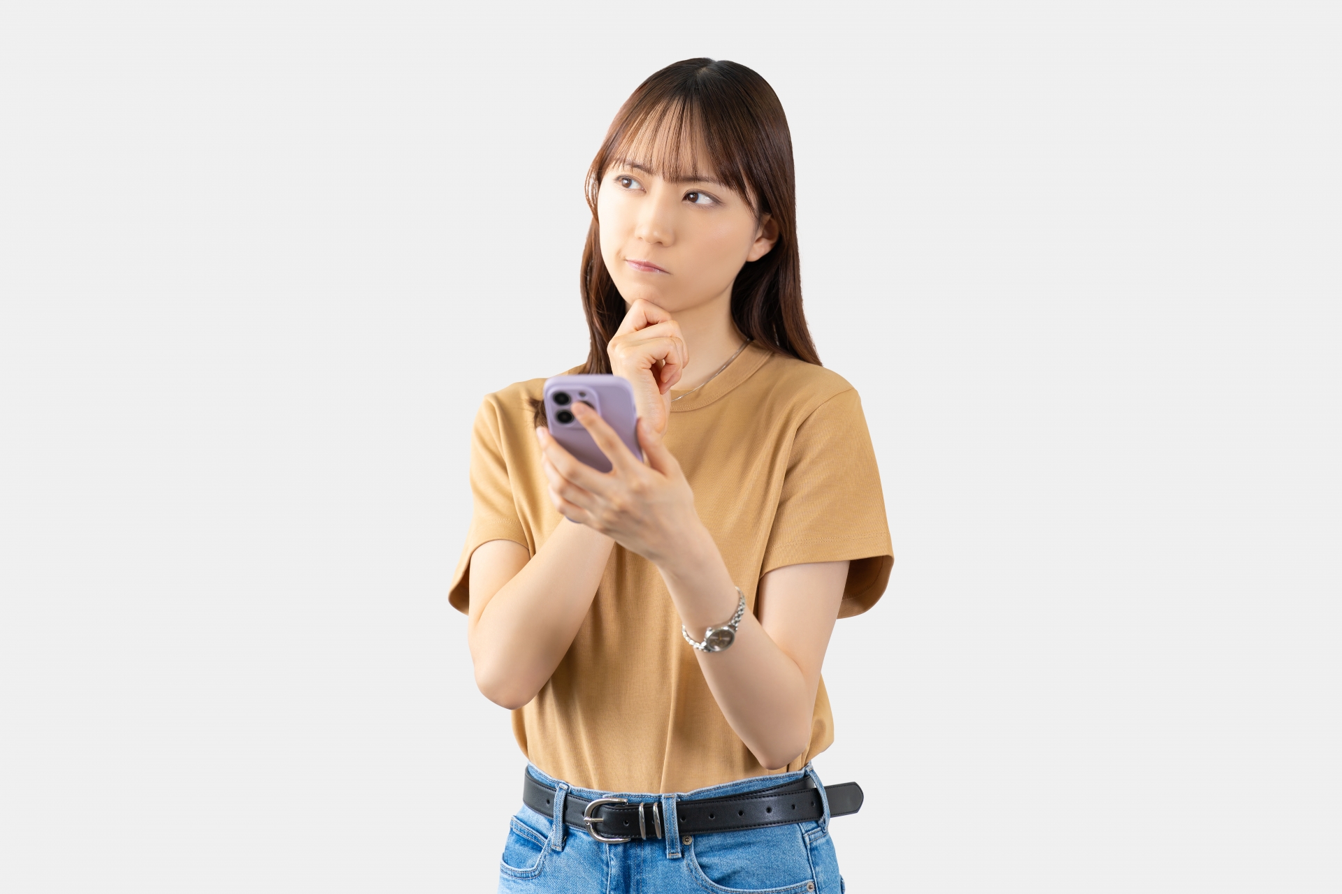 スマホを持って考える女性