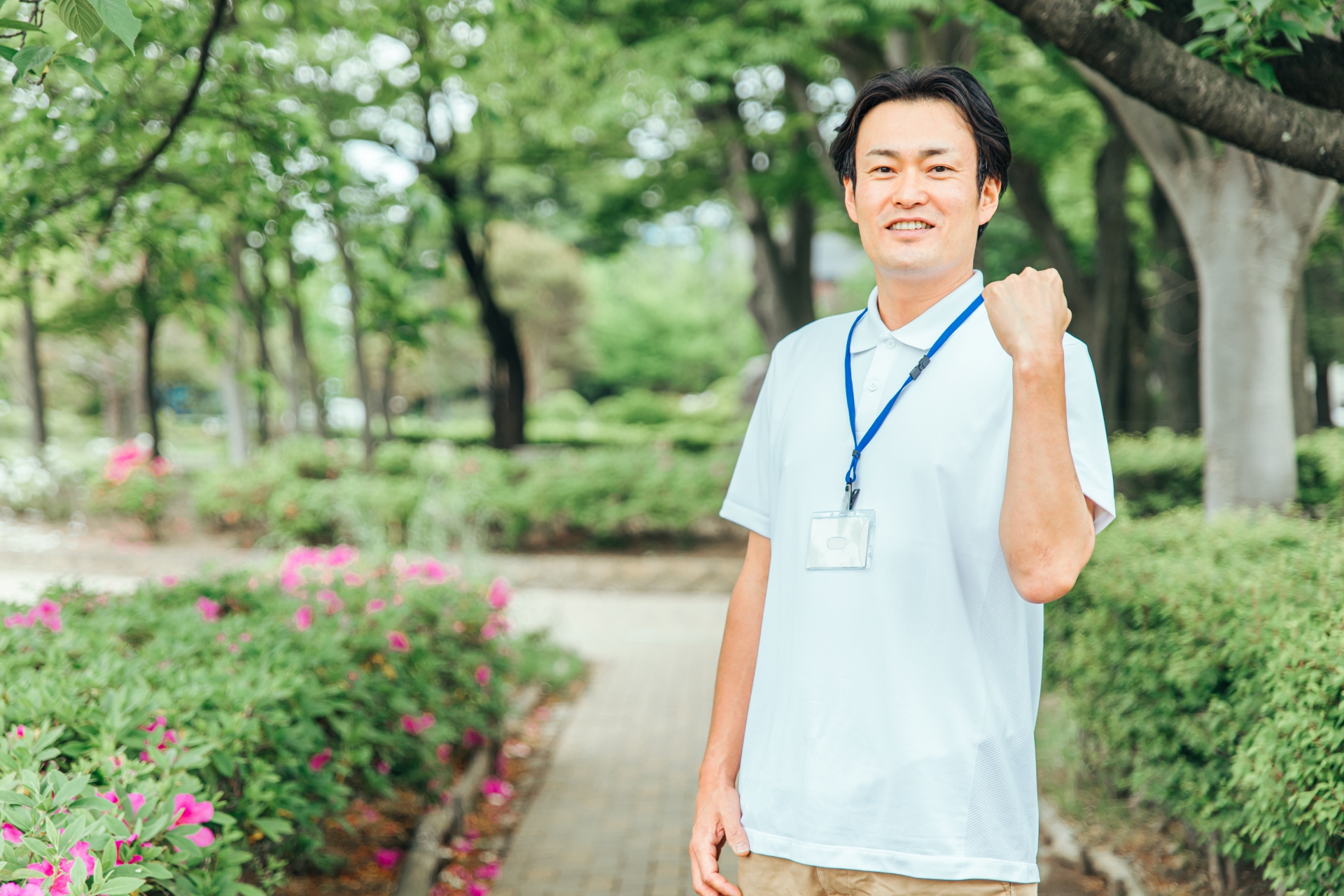 ガッツポーズの男性職員