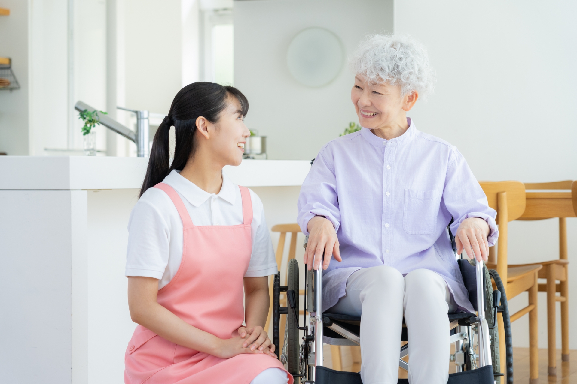 シニア女性を介護をする介護士の女性