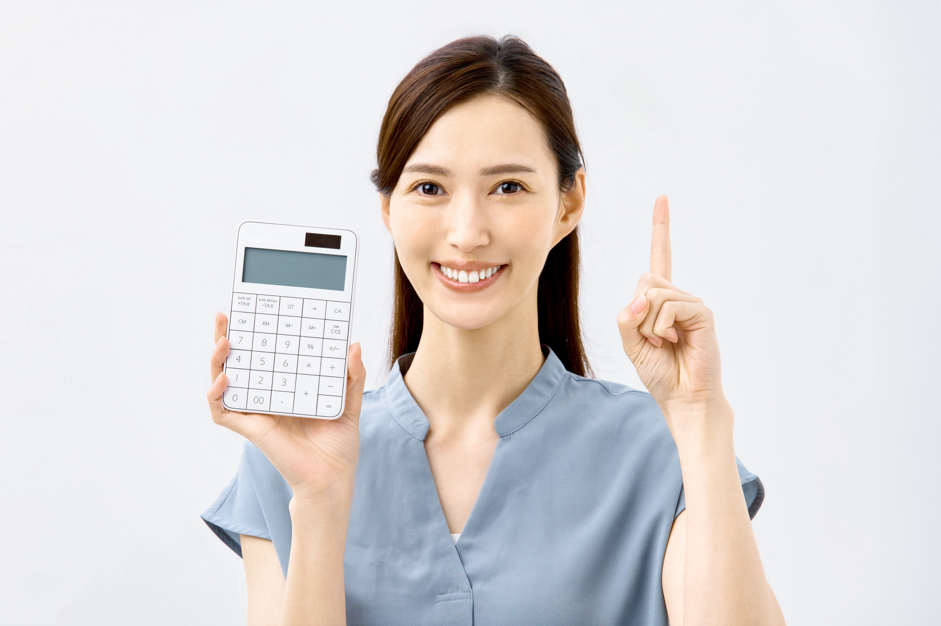 電卓を持って微笑む女性　