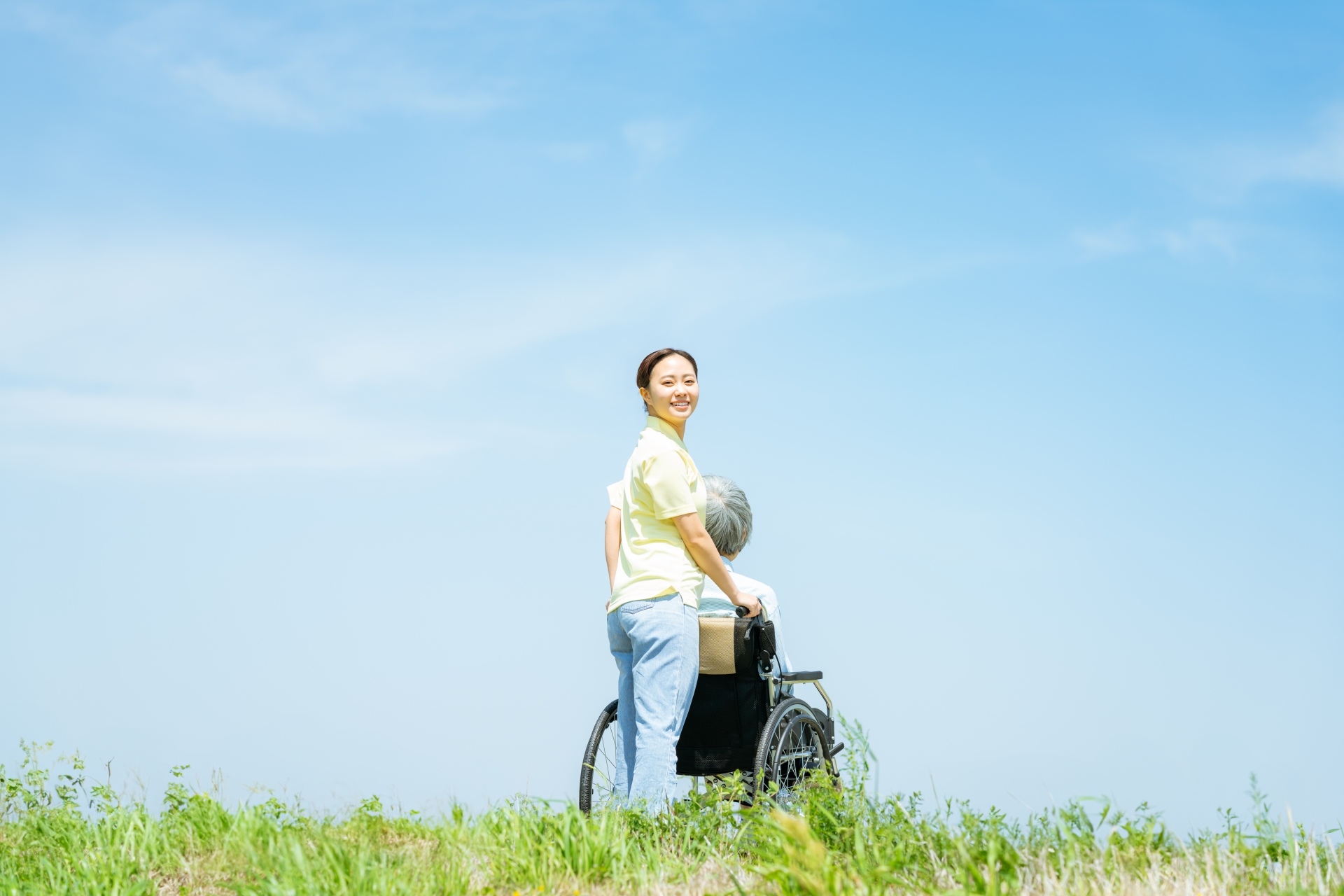 青空の下で介護