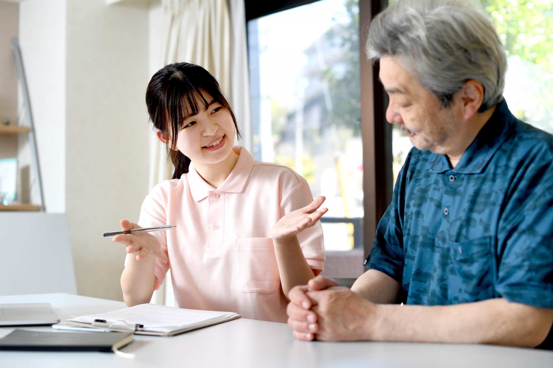 利用者に話をする女性介護職員