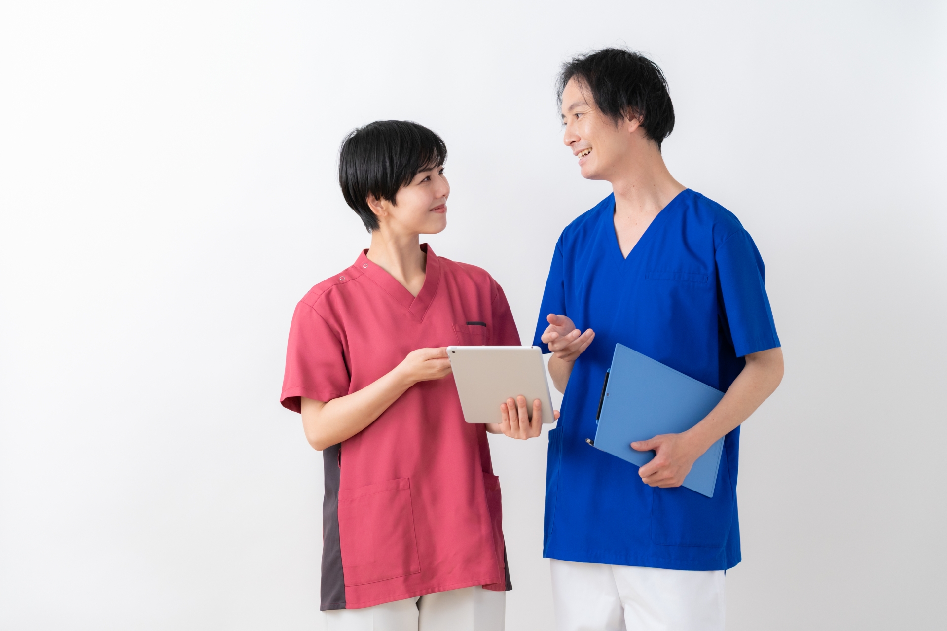 白バックの若い男女の医者